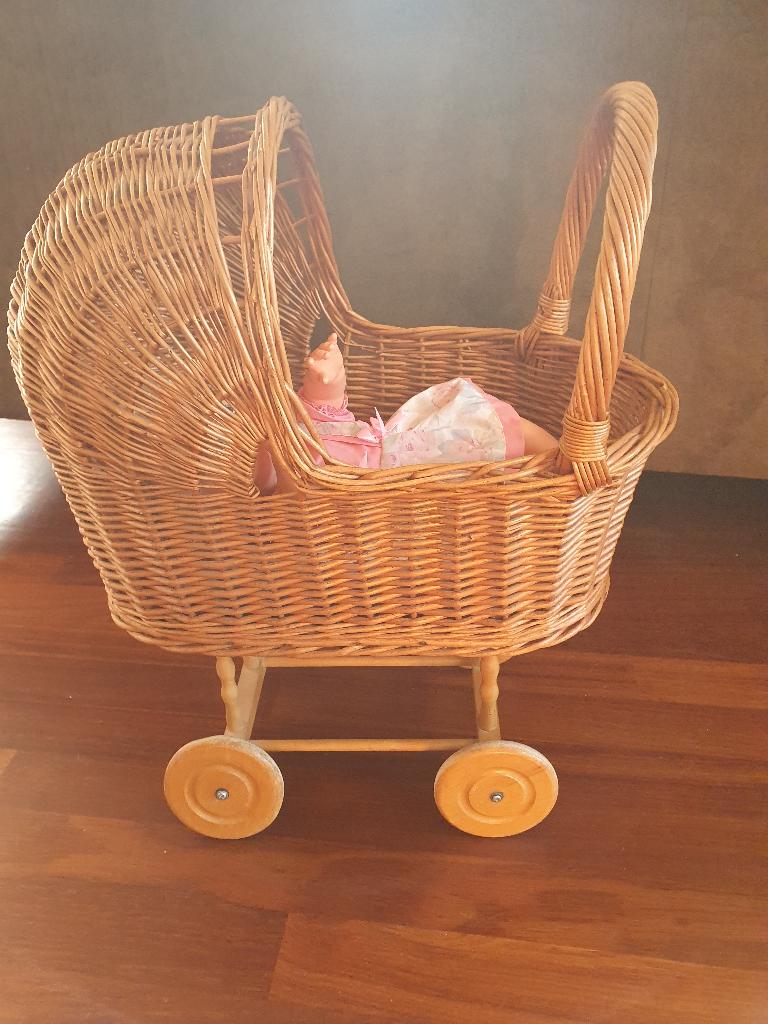 Rieten poppenwagen met pop  , Kinderen en Baby's, Ophalen, Gebruikt, Barbie
