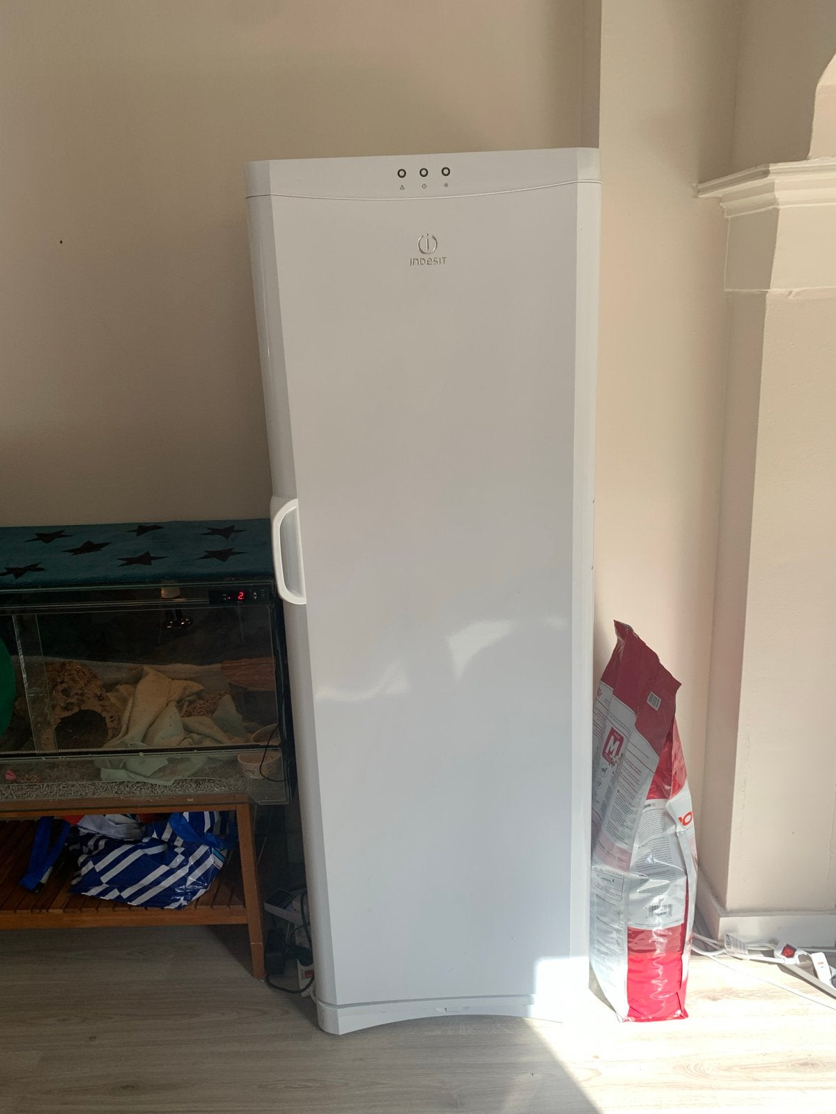 Indesit Vrieskast, Witgoed en Apparatuur, Vriezers en Diepvrieskisten, Minder dan 60 cm, 160 cm of meer, Zo goed als nieuw, Vrijstaand