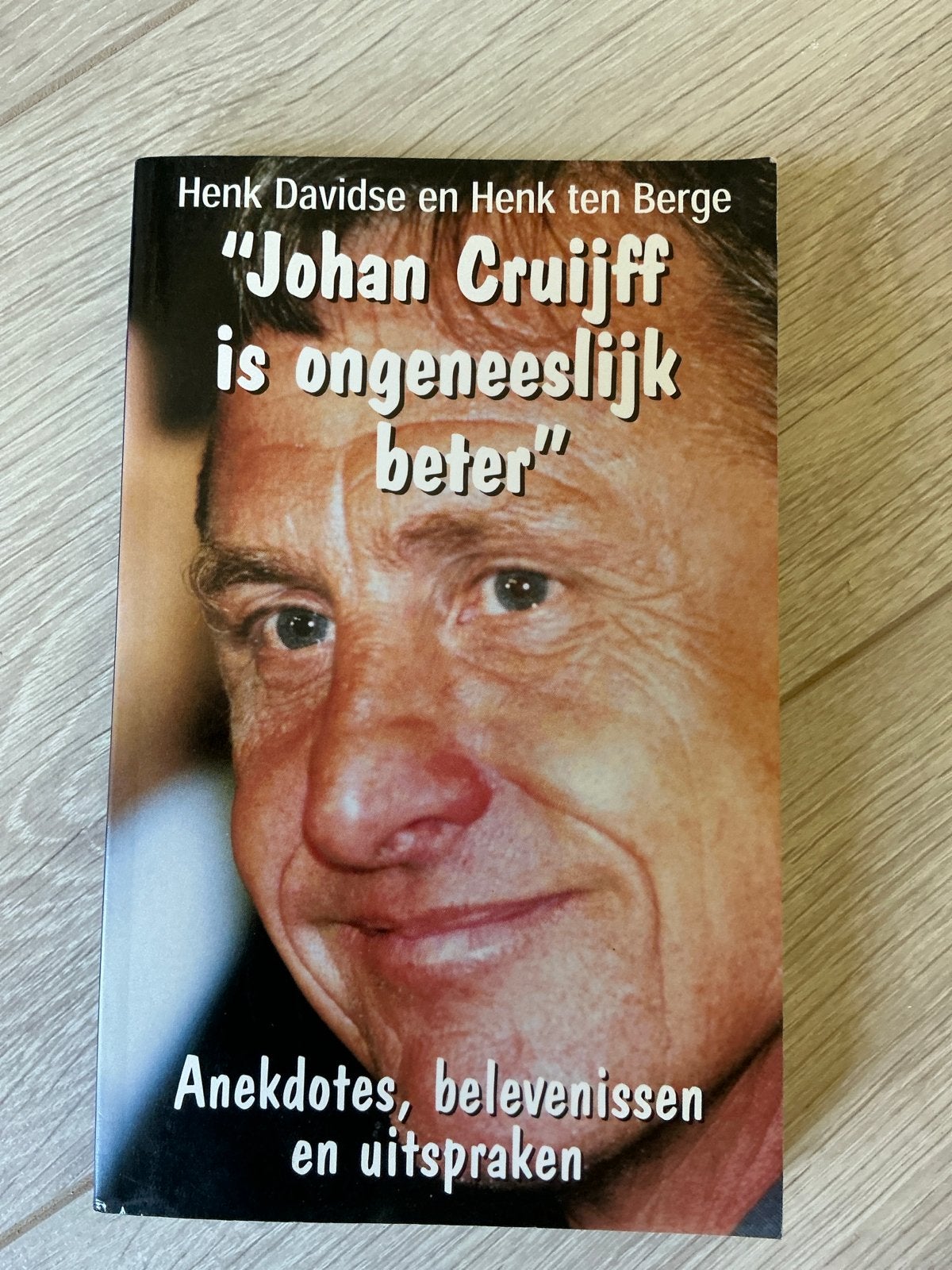 Johan Cruijff is ongeneeslijk beter - Anekdotes, Ophalen of Verzenden, Zo goed als nieuw, Overige sporten