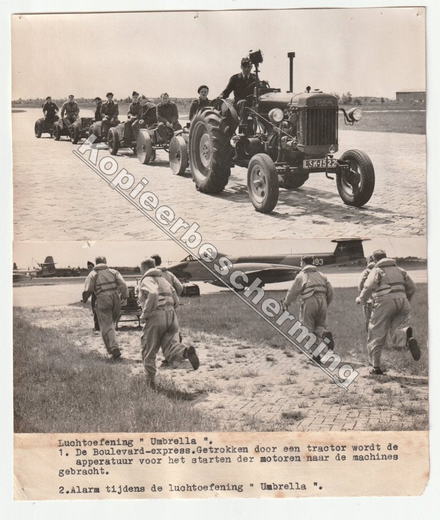 2 persfoto's Umbrella oefening straaljager Fordson tractor, Ophalen of Verzenden, Luchtmacht, X, Foto of Poster