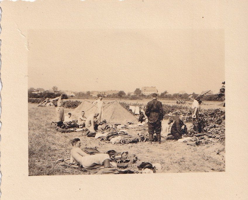 WOII Foto – Duitse Wehrmacht Soldaten in Zomer Bivak, Foto, Ophalen of Verzenden, Zo goed als nieuw, Voor 1940