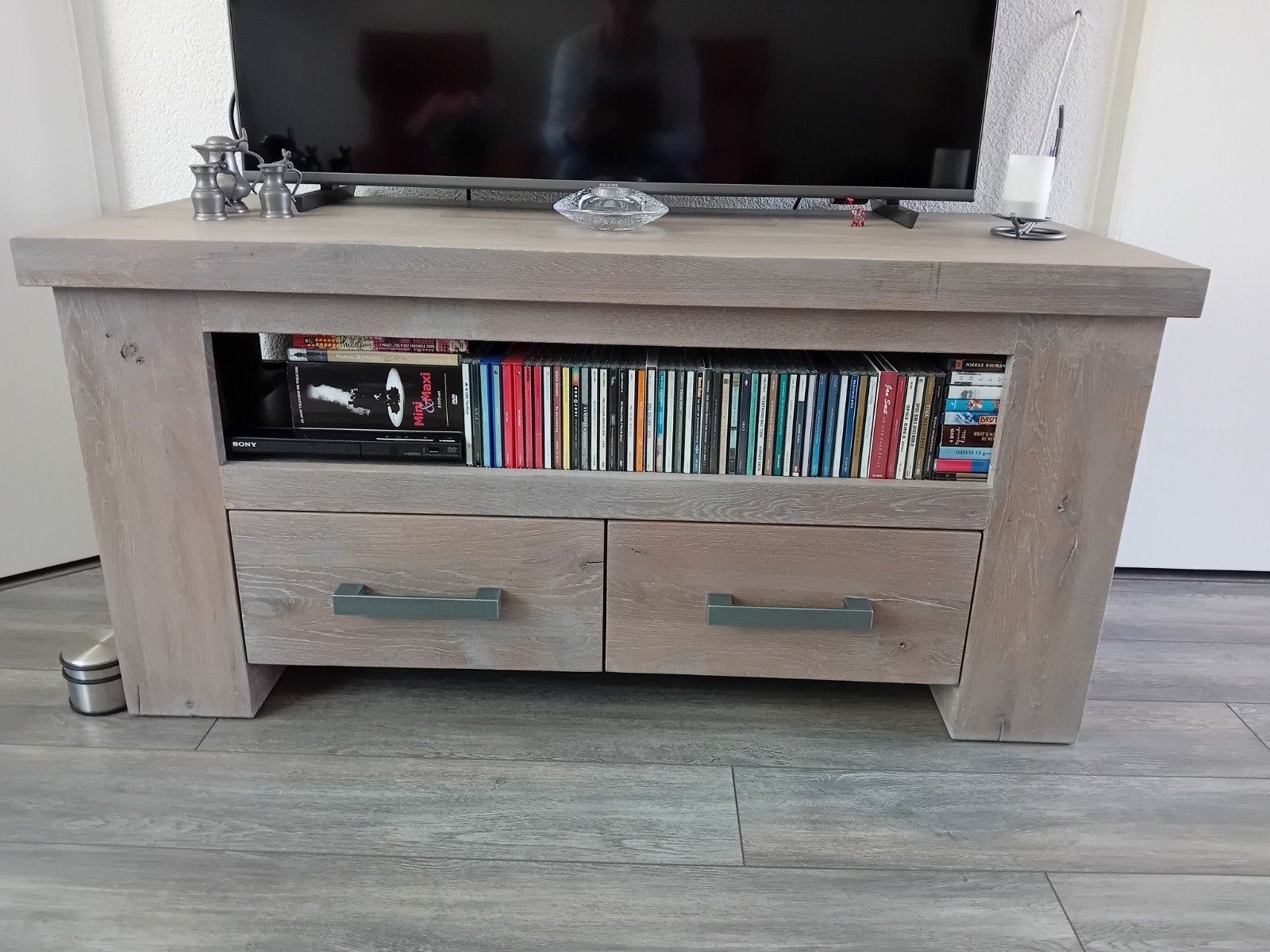 Vergrijsd, geborsteld eiken tv-kastje van Hendels en Hazel, Ophalen, 100 tot 150 cm, Eikenhout, Zo goed als nieuw