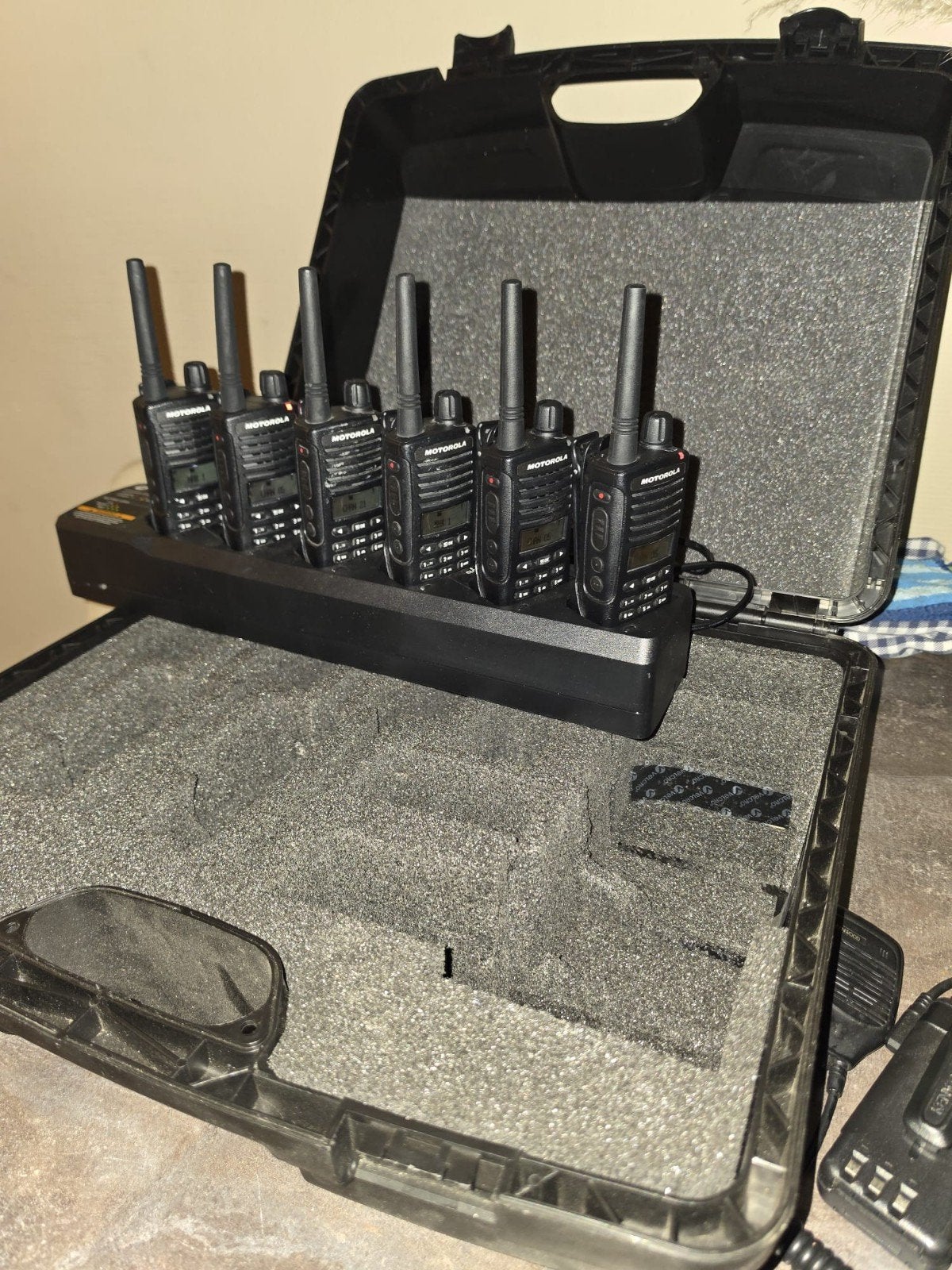 Motorola XT660d portofoonset met 6 portofoons en laadstation, Telecommunicatie, Ophalen, Gebruikt, Portofoon of Walkie-talkie