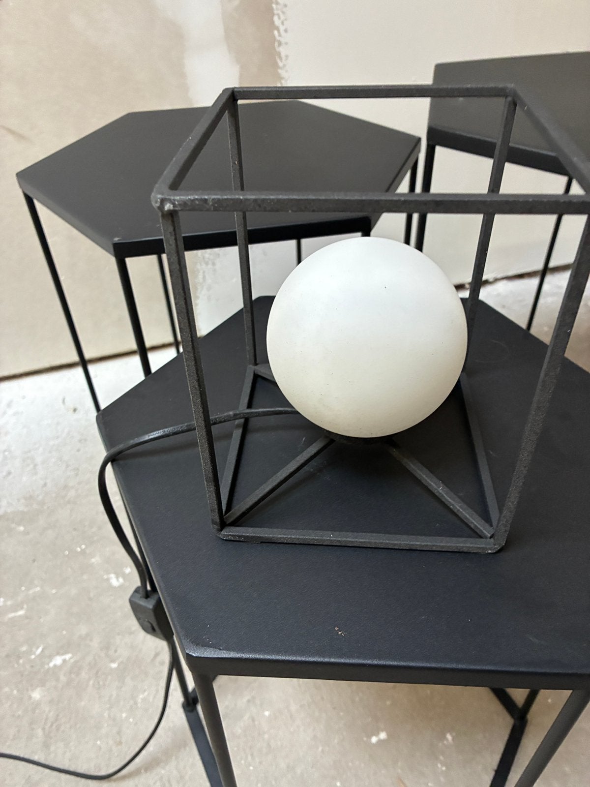 Bollampje in zwart metalen frame, Tuin en Terras, Buitenverlichting, Wandlamp, Ophalen of Verzenden, 50 tot 250 watt, Netvoeding