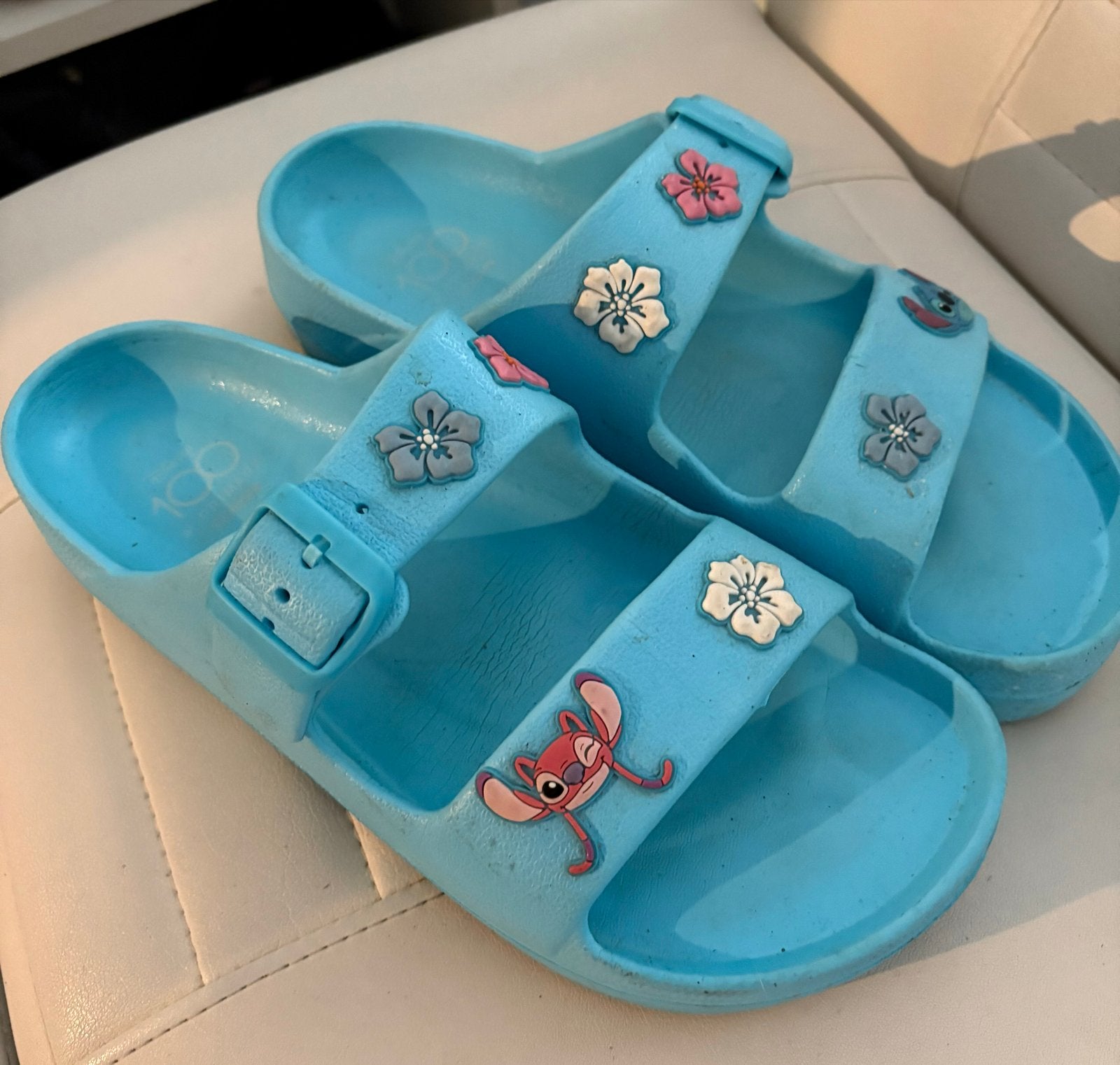 Leuke blauwe slippers met Lilo & Stitch en bloemen, Kleding | Dames, Ophalen of Verzenden, Gedragen, Blauw, Slippers