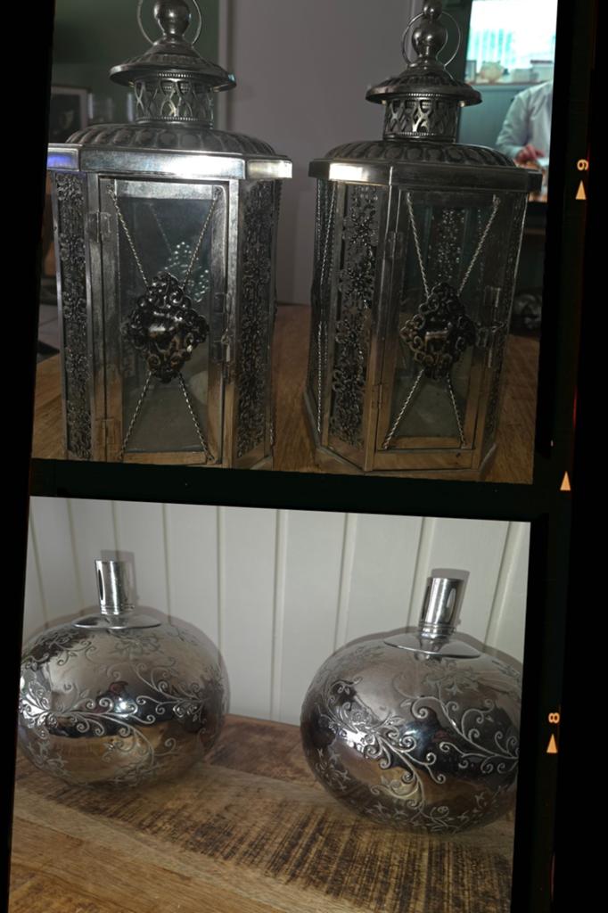 Set van 2 zilverkleurige lantaarns en 2 decoratieve bollen, 25 tot 50 cm, Ophalen of Verzenden, Zo goed als nieuw, Metaal