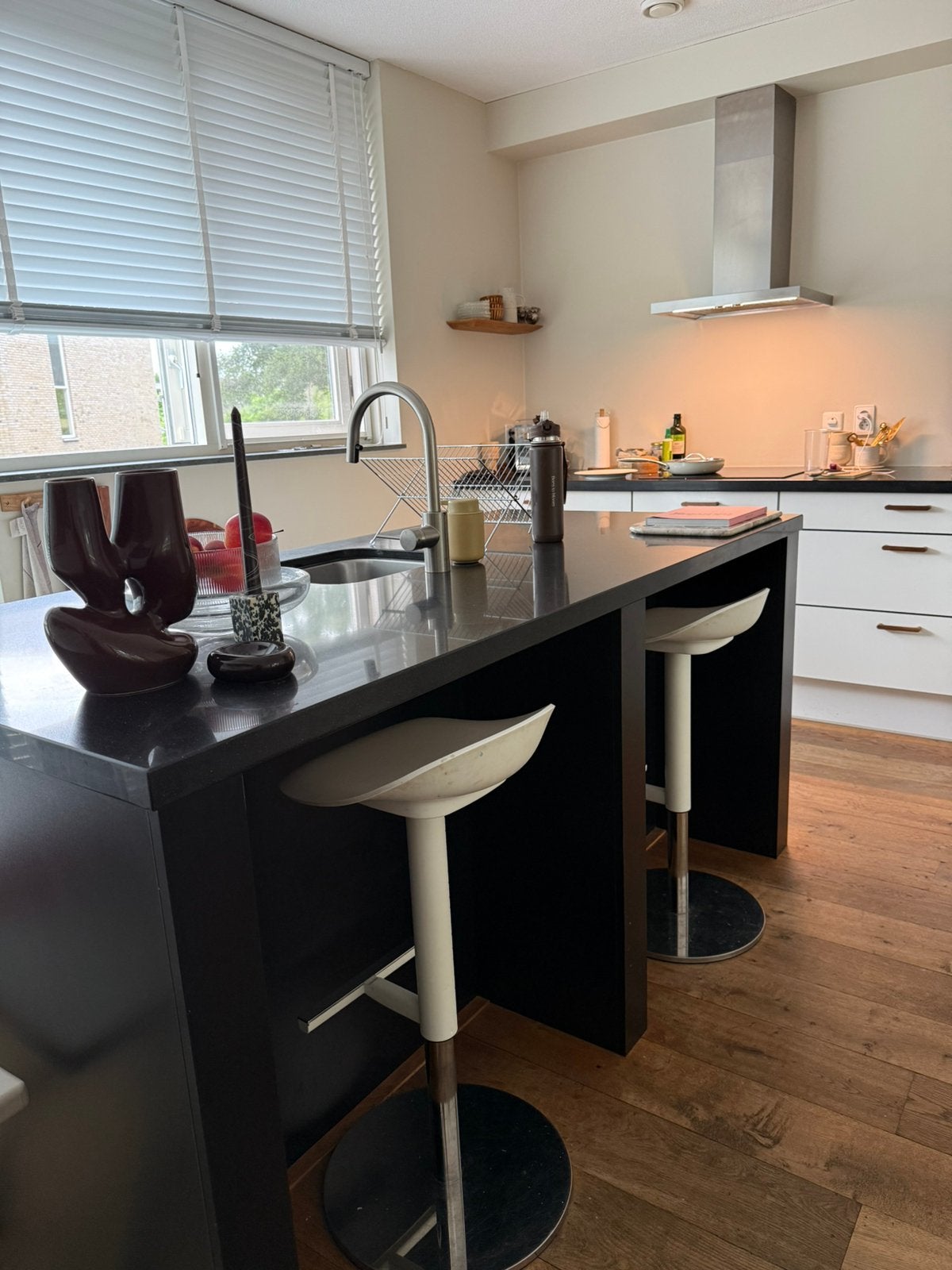 Witte barkrukken Ikea, 2 krukken, Ophalen, Zo goed als nieuw, 60 tot 90 cm