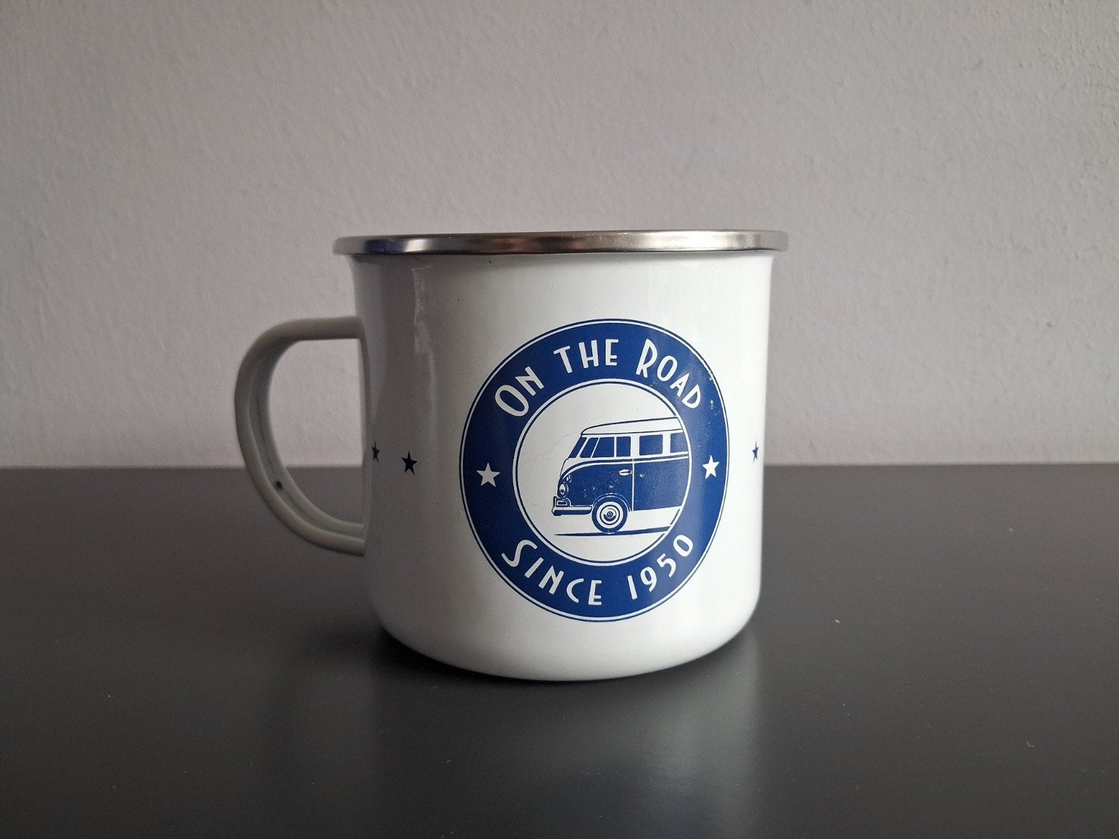 Emaille Mok "On The Road t1 Since emaille vw Bus volkswagen, Antiek en Kunst, Ophalen of Verzenden