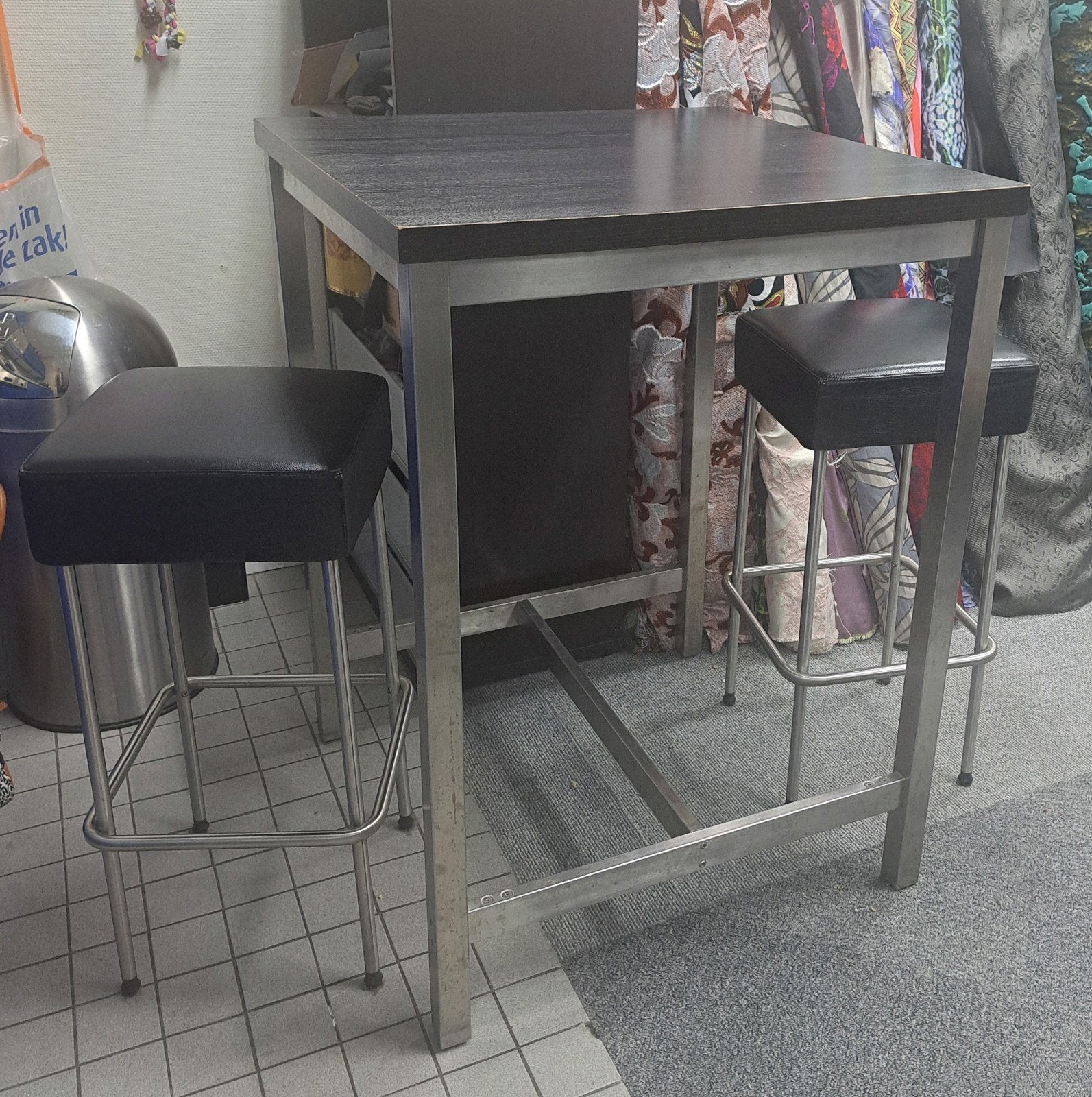 Hoge tafel/Bartafel met 2 krukken, Ophalen, Gebruikt
