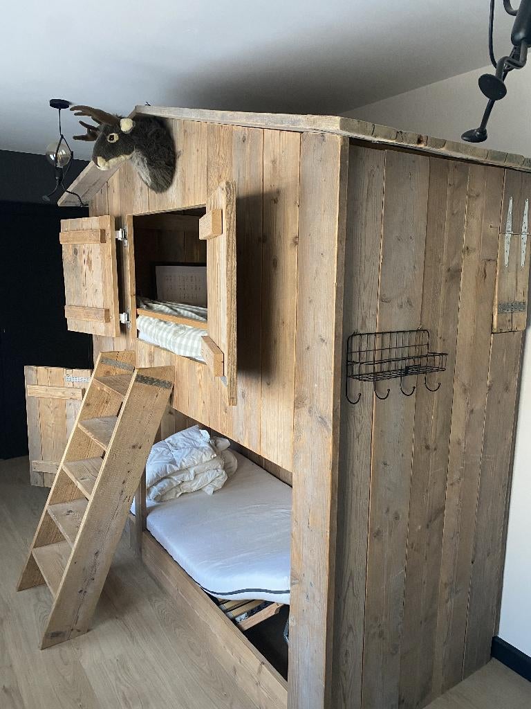 Uniek Huisjes-Stapelbed van Geschuurd Steigerhout, Ophalen, Zo goed als nieuw, Jongetje of Meisje