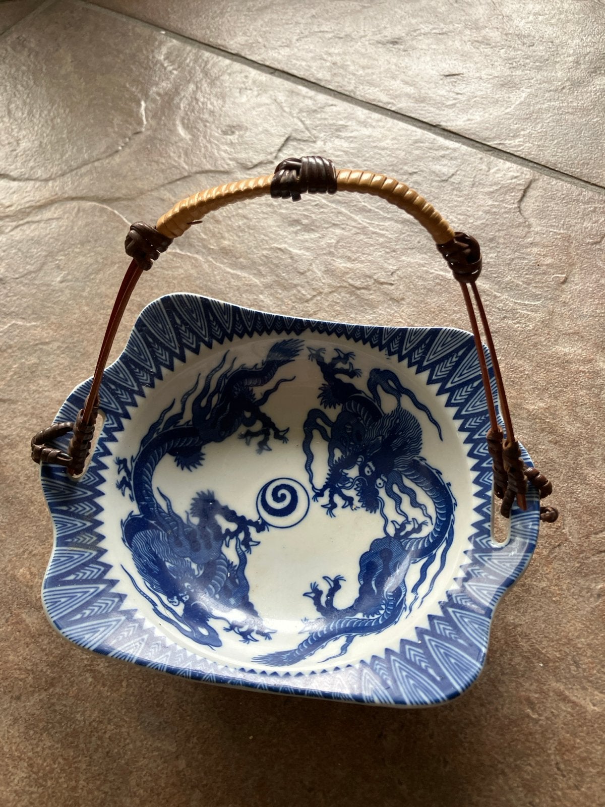 Vintage Japans porseleinen schaal met draken en handvat, Ophalen of Verzenden