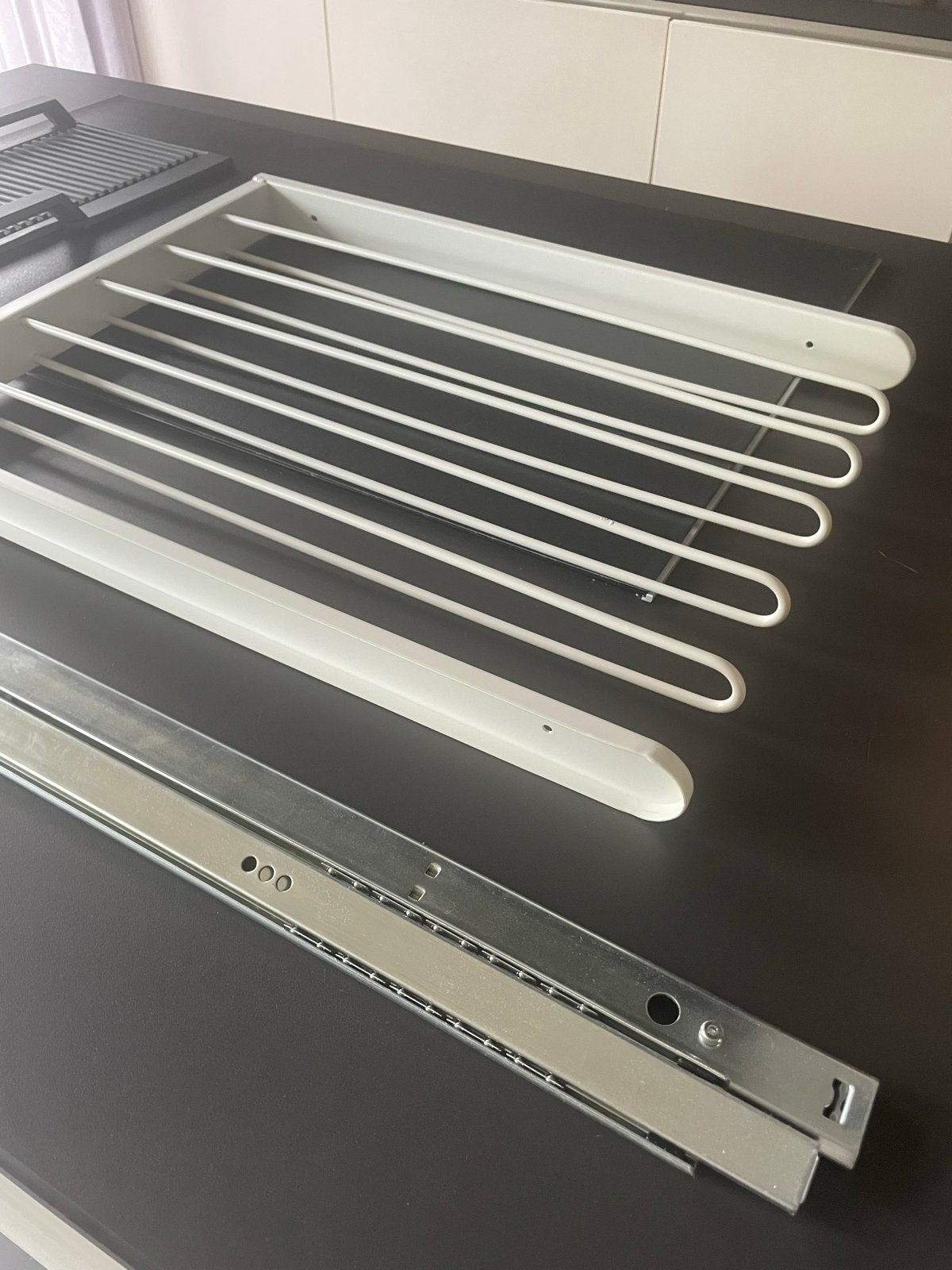 Uittrekbare broekhanger voor kledingkast Ikea Komplement, Ophalen, Met plank(en), 50 tot 100 cm, Zo goed als nieuw