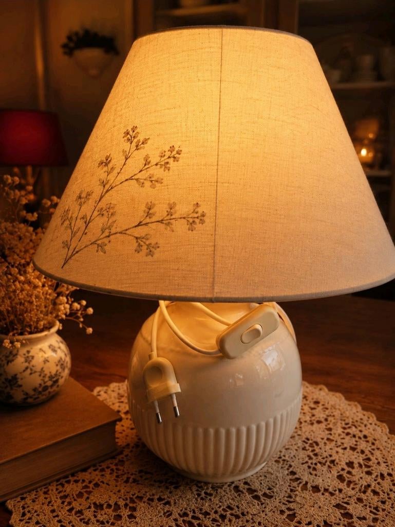 Crèmekleurige Wedgwood tafellamp met stoffen kap, Gebruikt, 50 tot 75 cm, Klassiek, Ophalen of Verzenden