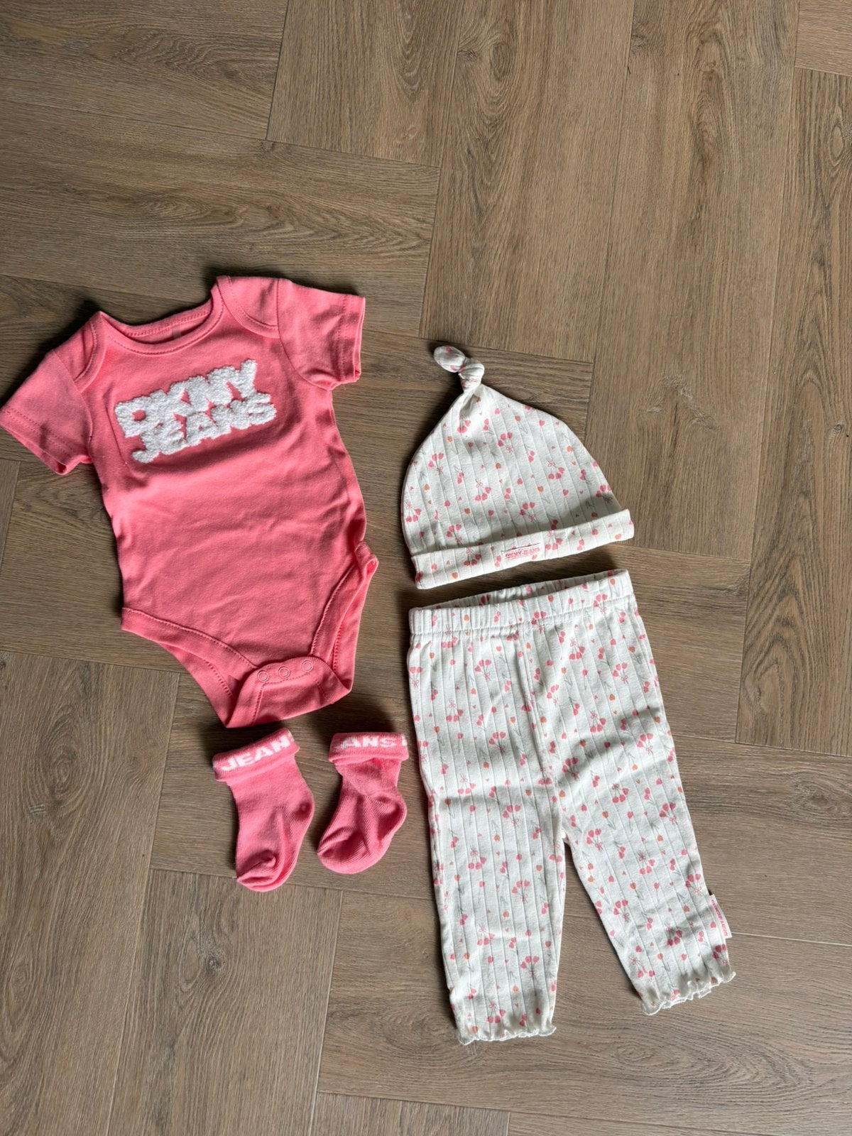 DKNY jeans meisjes setje maat 62, Kinderen en Baby's, Babykleding | Maat 62, Ophalen of Verzenden, Zo goed als nieuw, Meisje, Setje