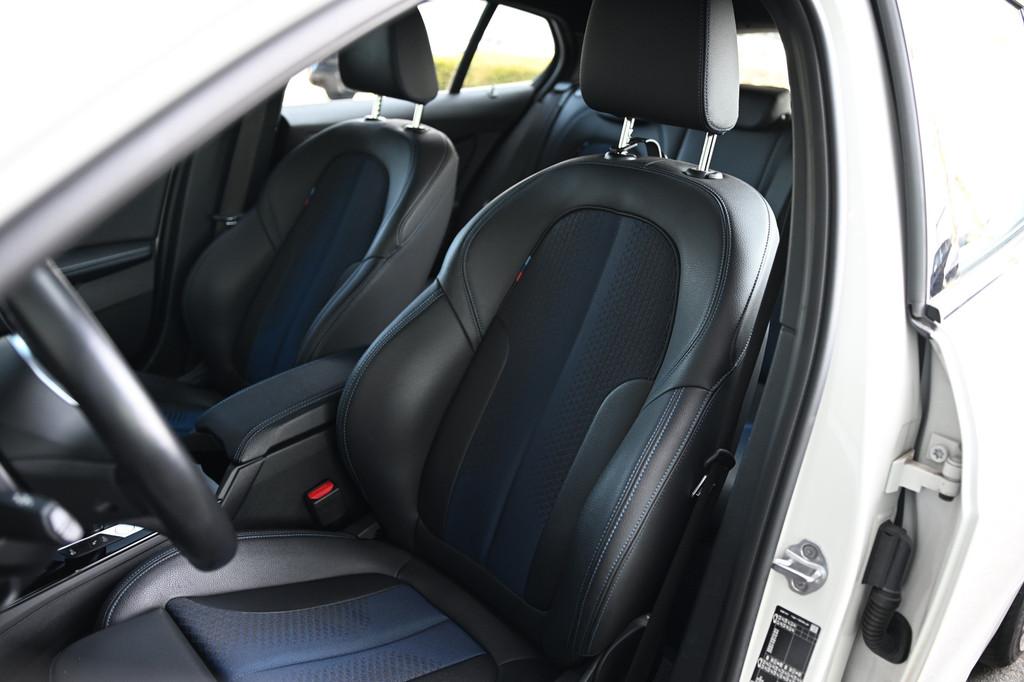 BMW 1 Serie 118i Executive M Sport Automaat / Trekhaak / Spo, Auto's, BMW, 136 pk, Gebruikt, Met garantie (alle), Automatische klimaatregeling