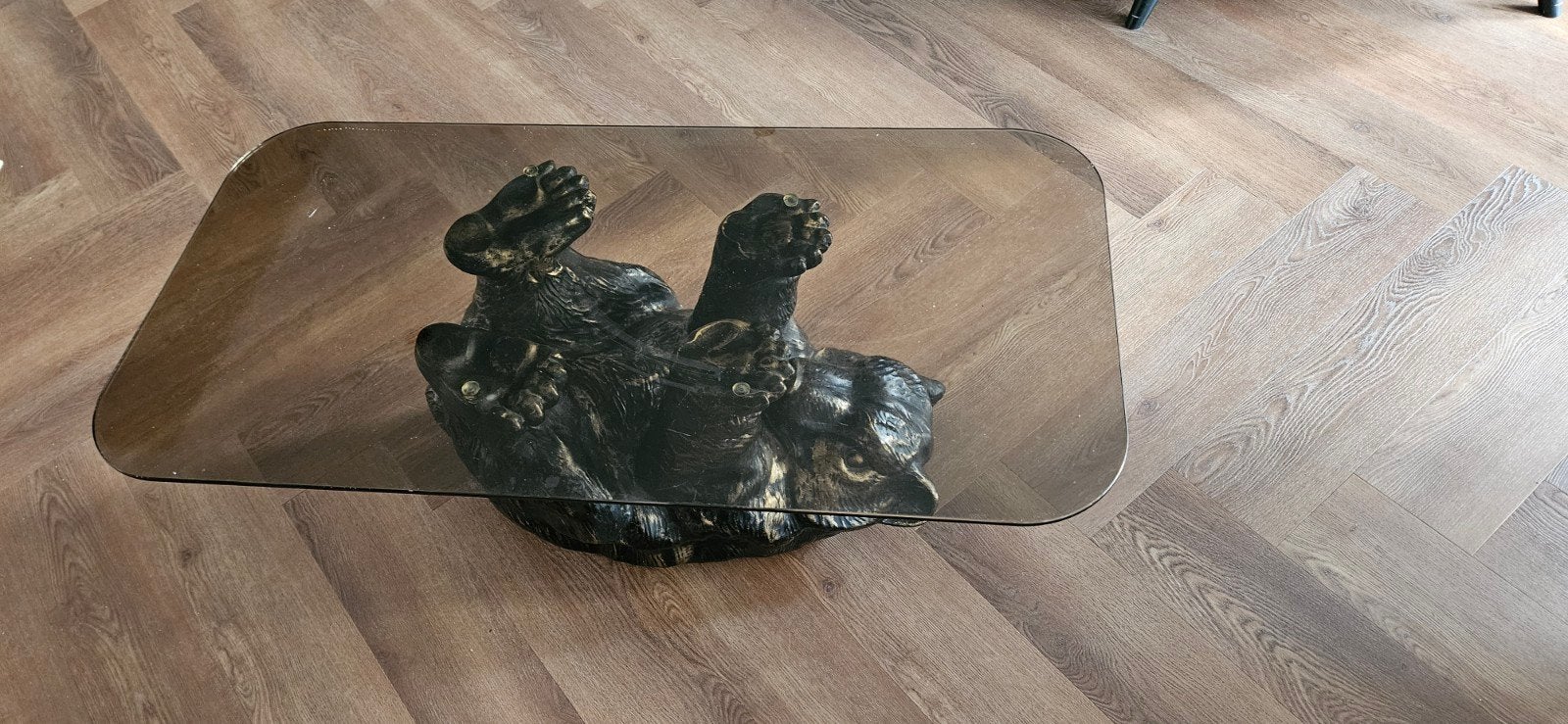 Unieke salontafel met beer sculptuur en glazen blad, Ophalen, Gebruikt, 100 tot 150 cm, 50 tot 100 cm