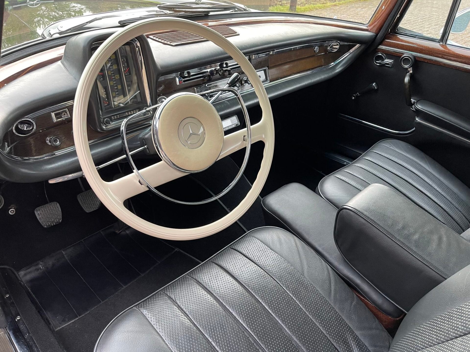 Mercedes-Benz 300 SEL W112 "Köningsflosse" gerestaureerd, foto 11