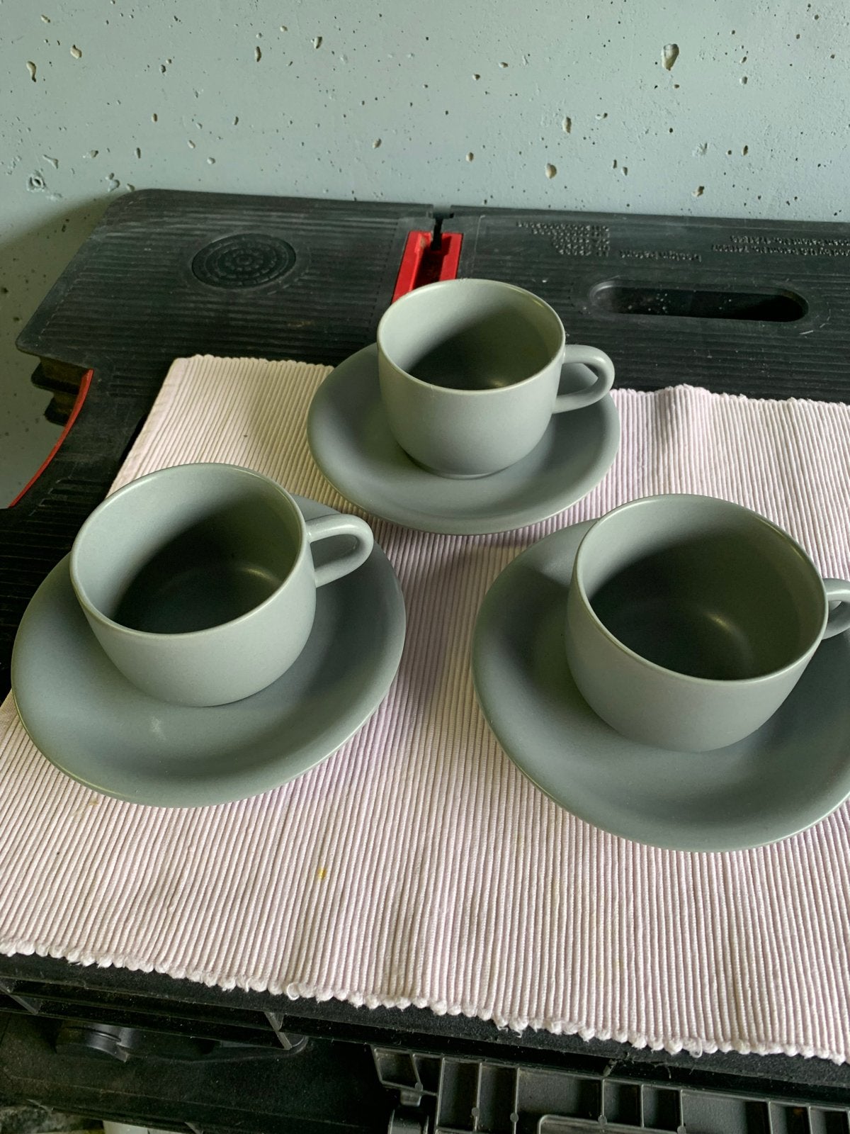 Set van 3 grijze kopjes en schotels, Ophalen, Gebruikt, Keramiek, Modern