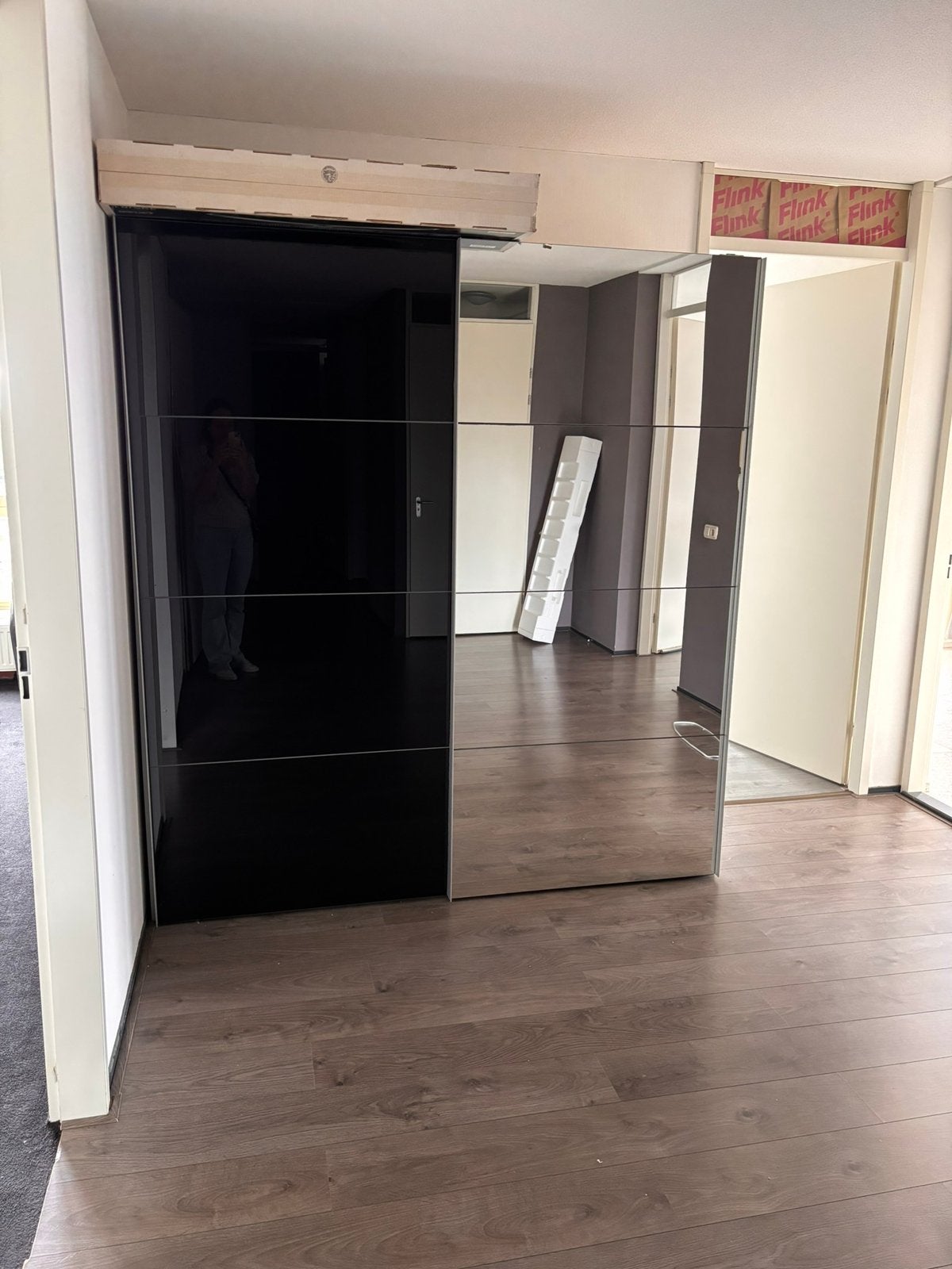Grote garderobe kast met spiegel, Ophalen, Gebruikt, 50 tot 75 cm, 200 cm of meer