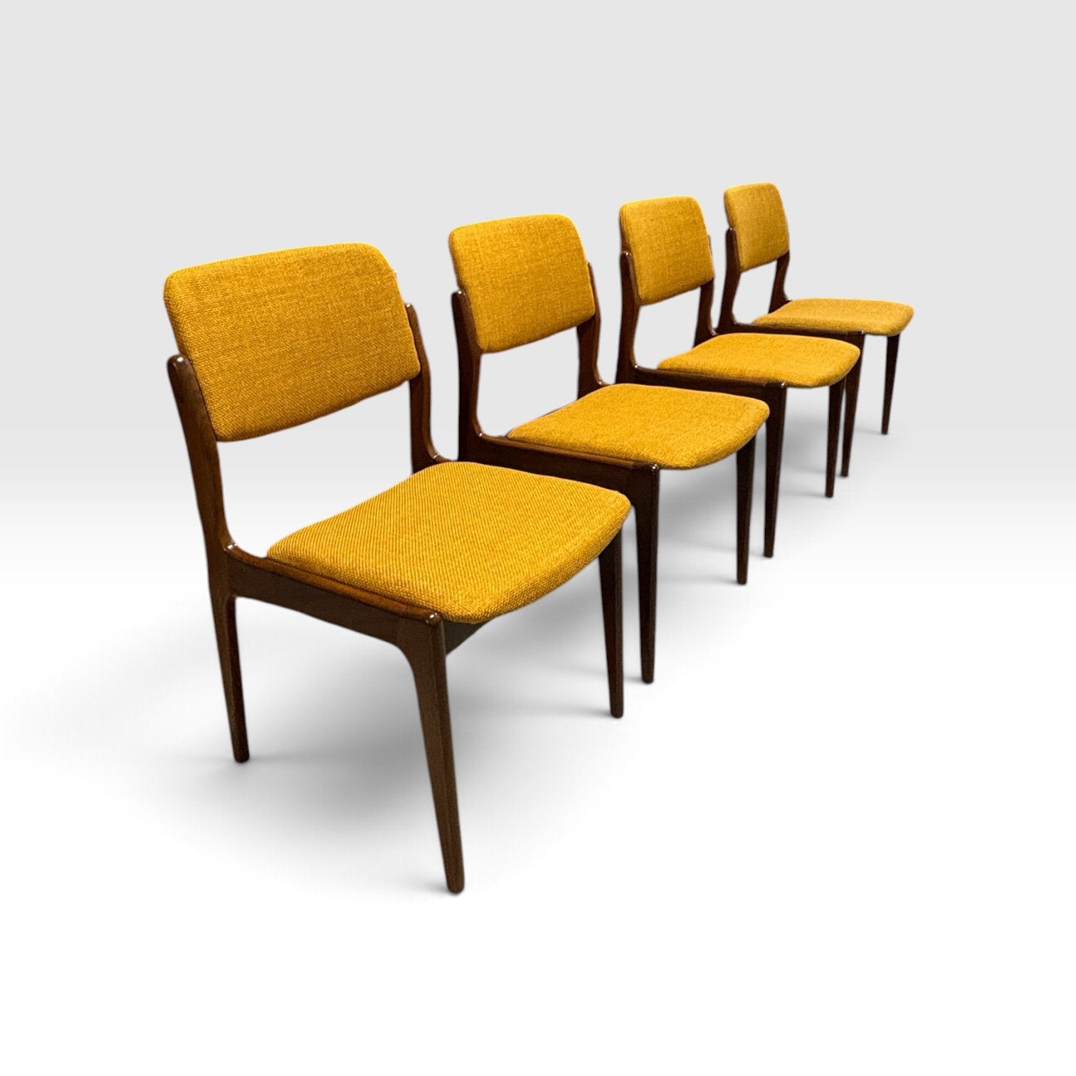Set van 4 vintage Deense eetkamerstoelen, Huis en Inrichting, Bruin, Deens - Scandinavisch - Vintage, ?, Zo goed als nieuw