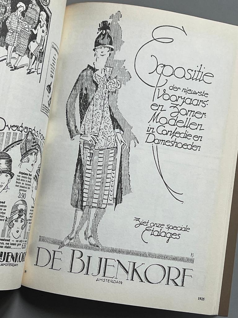 Eene wandeling door den Bijenkorf - Catalogus, Ophalen of Verzenden, Zo goed als nieuw, Mode algemeen