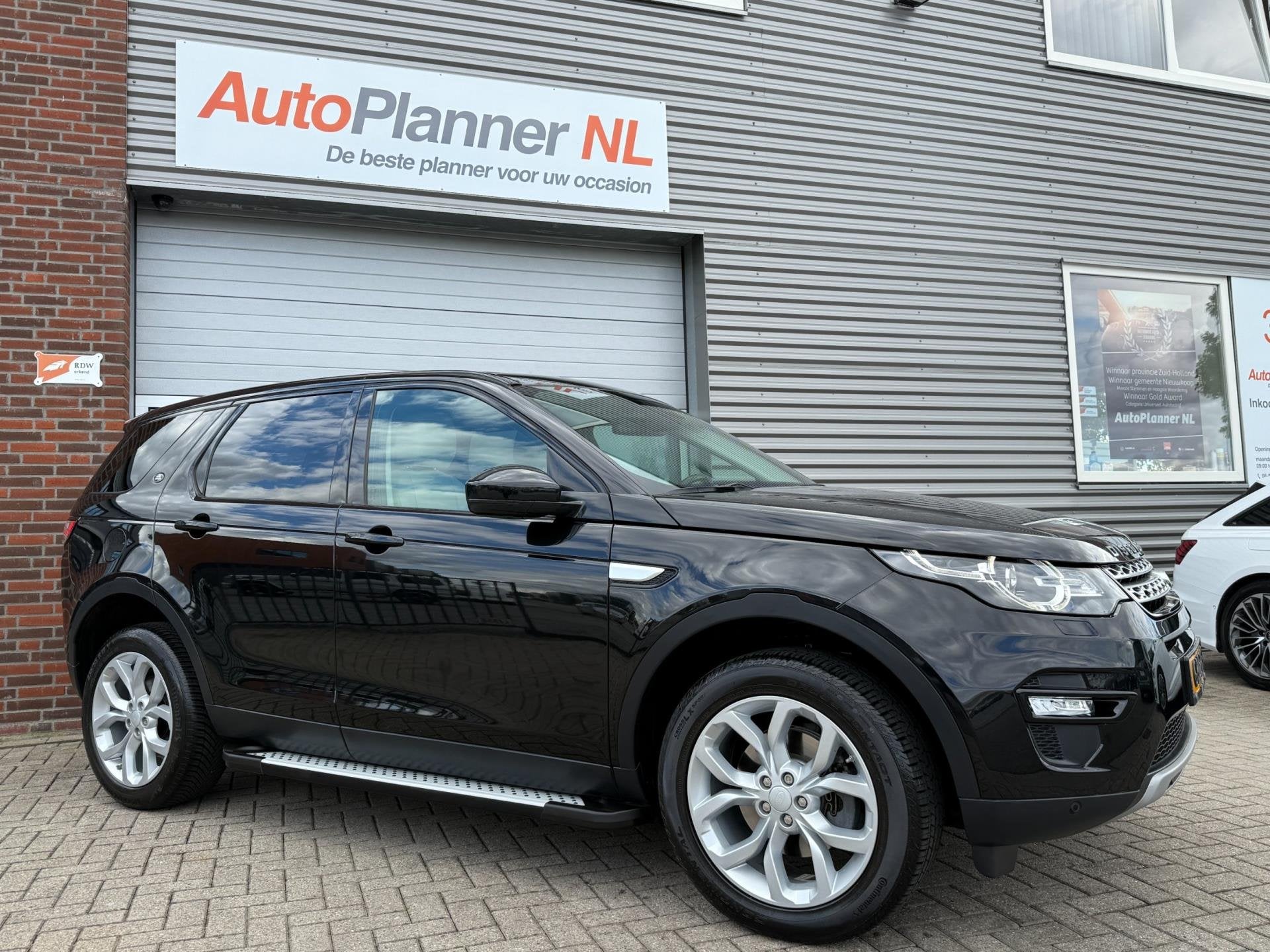 Land Rover Discovery Sport 2.0 Si4 4WD Urban SE Dynamic!, Auto's, Dealer onderhouden, Gebruikt, 4 cilinders, 2000 kg