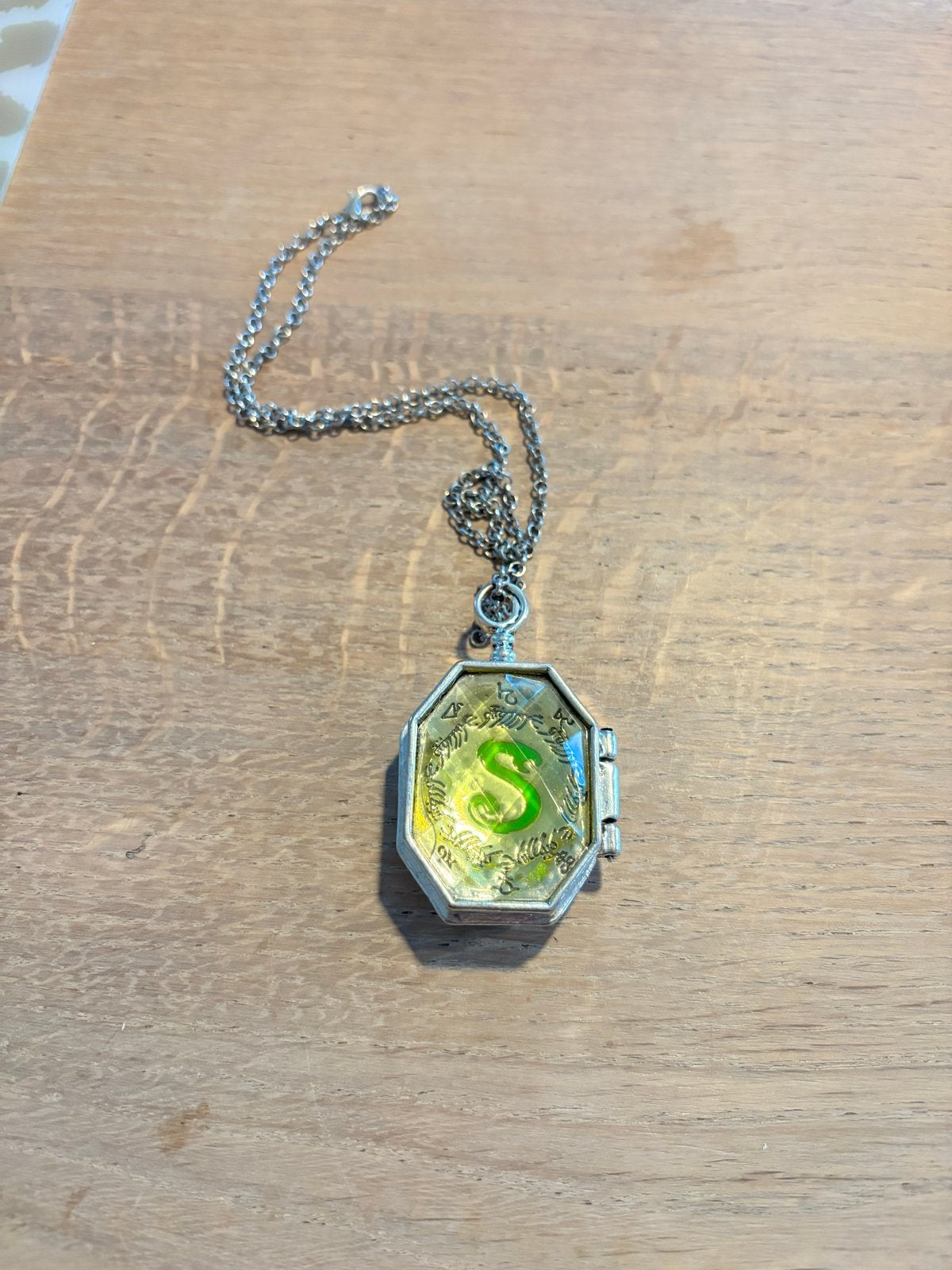 Harry Potter Slytherin Medaillon Ketting, Ophalen of Verzenden, Zo goed als nieuw, Zilver, Overige materialen
