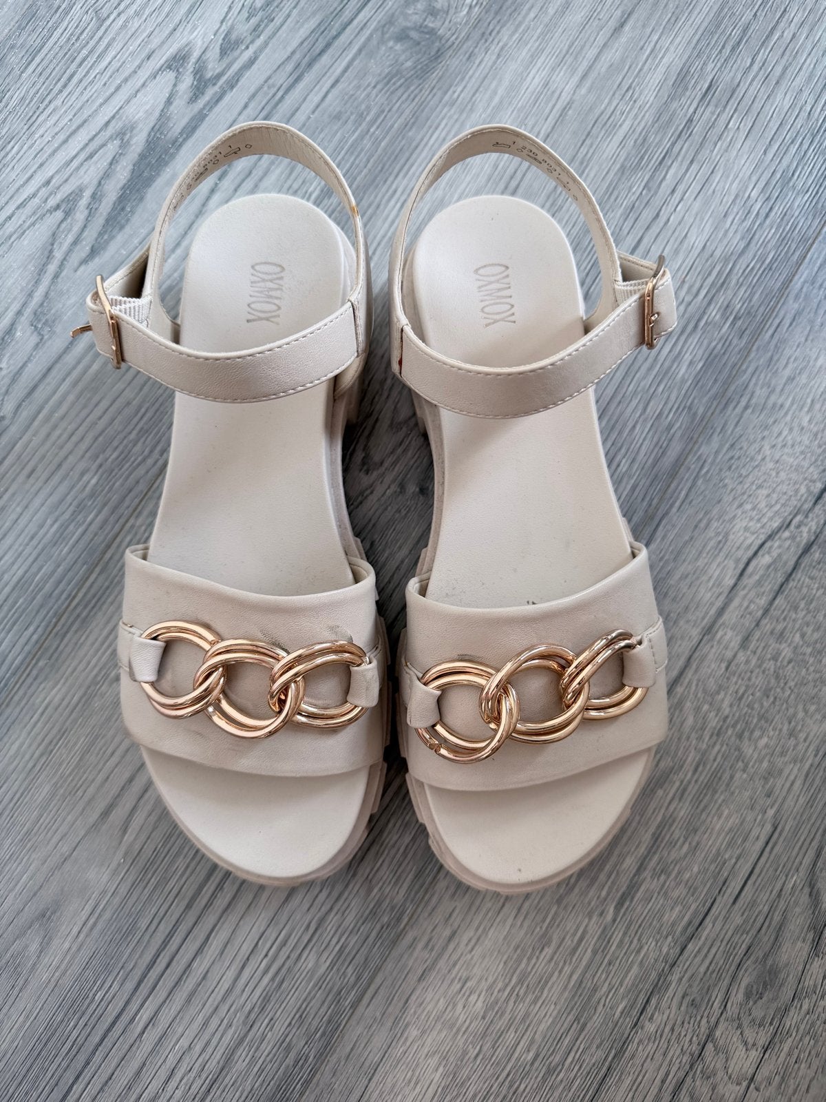 OMYOX Sandalen met gouden ketting detail - Maat 40, Beige, Zo goed als nieuw, Sandalen of Muiltjes, Ophalen of Verzenden