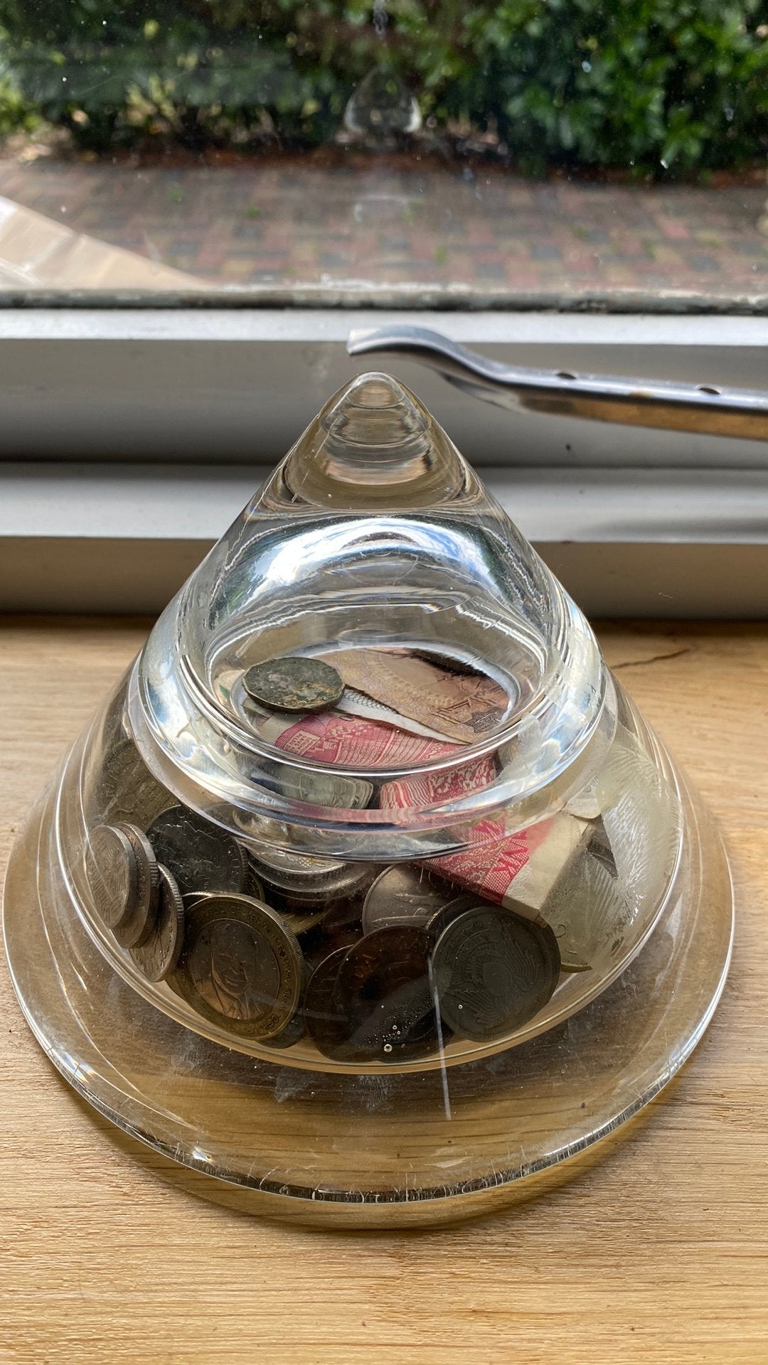 Glazen piramide voemige schaal met buitenlandse munten, Ophalen, Gebruikt