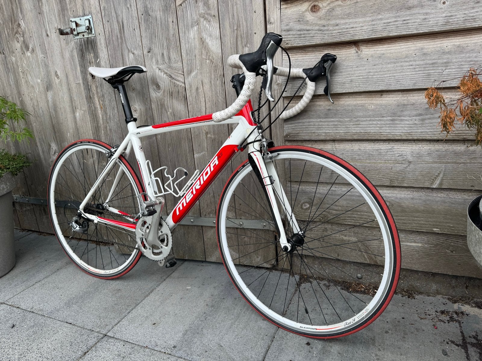 Merida racefiets, wit/rood, Shimano 105, 28 inch, Gebruikt, Aluminium, 15 tot 20 versnellingen