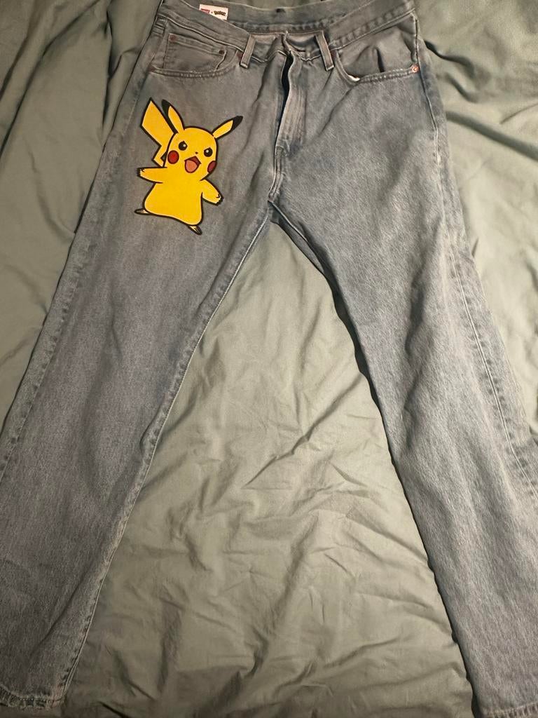 Levis x Pokémon Pikachu Jeans, Kleding | Heren, Ophalen of Verzenden, Zo goed als nieuw, Blauw, W32 (confectie 46) of kleiner