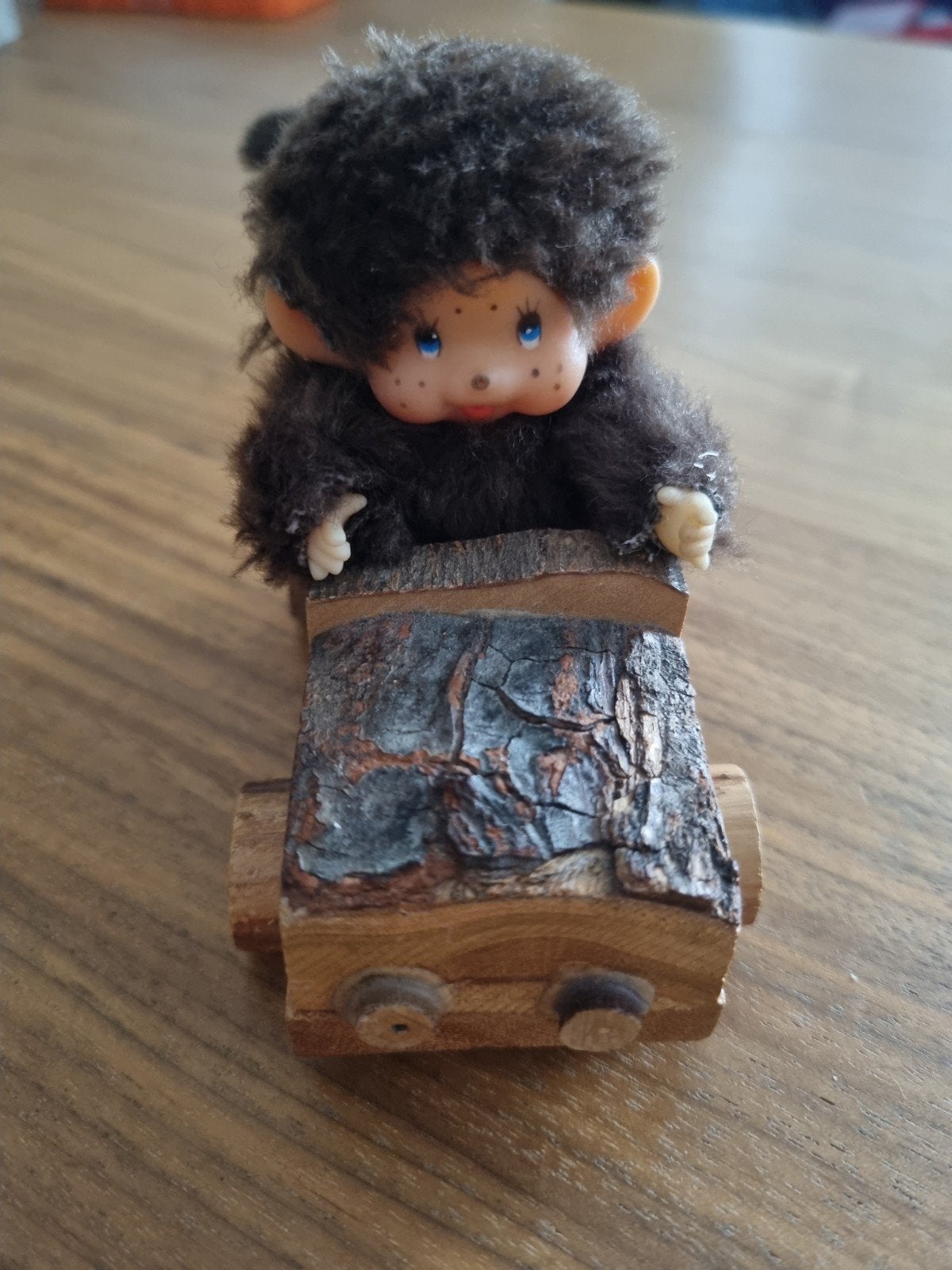 Vintage Sekiguchi Monchchichi in houten boomstamwagentje '70, Verzamelen, Ophalen of Verzenden, Zo goed als nieuw, Popje