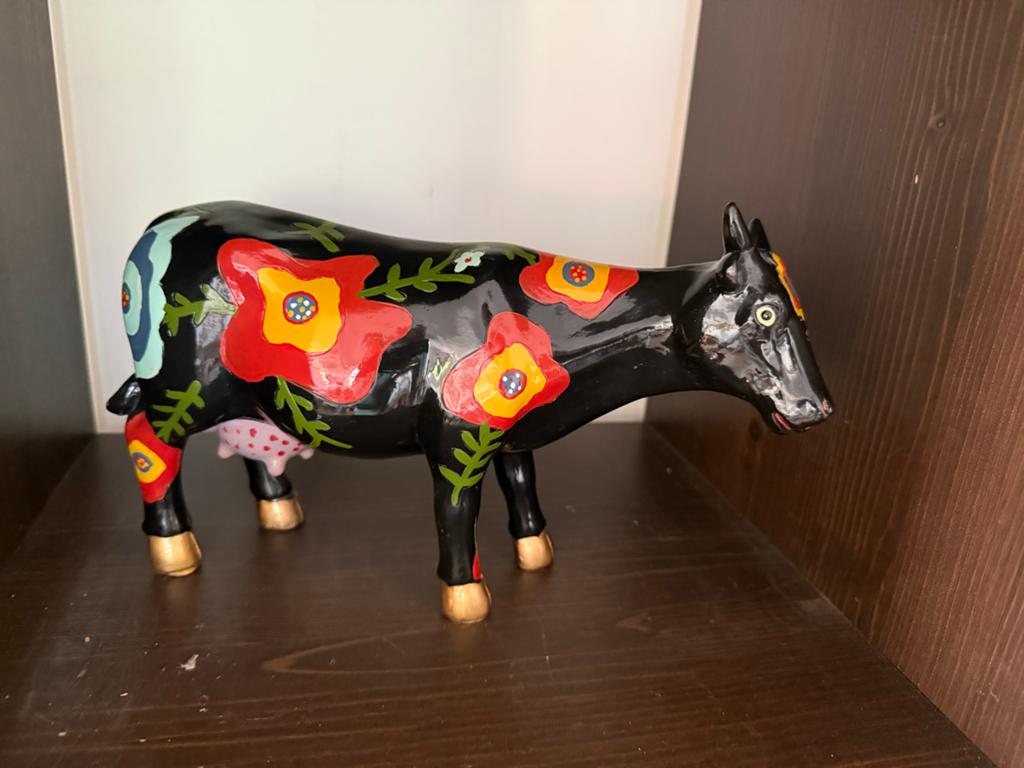 Decoratieve Koe Beeldje met Bloemenpatroon, Verzamelen, Beelden en Beeldjes, Ophalen of Verzenden, Zo goed als nieuw, Dier