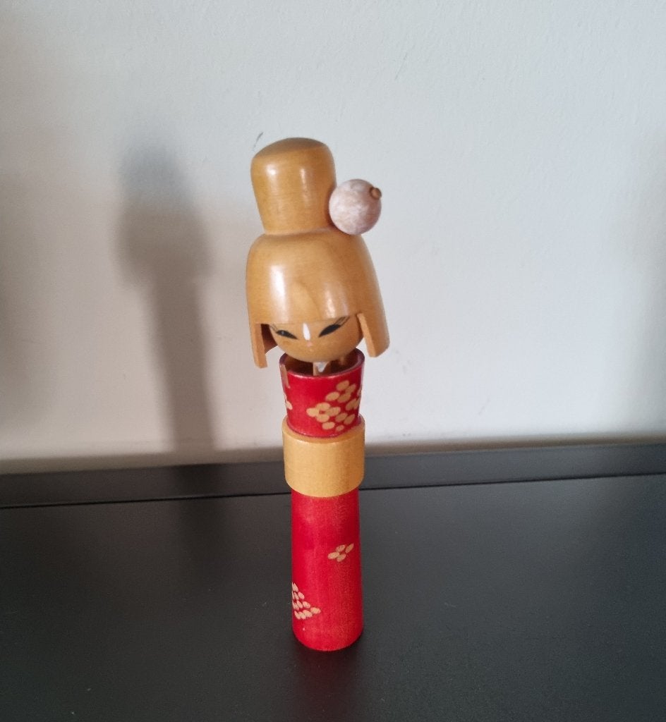 Leuke Kokeshi van Hitomi Noboru, Antiek en Kunst, Kunst | Niet-Westerse kunst, Hout, Verzenden, Handgemaakt, 15 cm