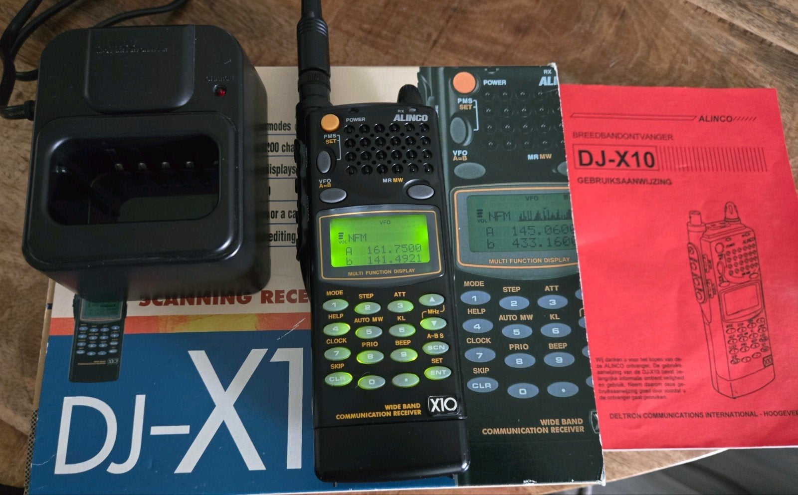 Alinco DJ-X10E breedband ontvanger+bureau lader,doos,lees., Telecommunicatie, Ophalen of Verzenden, 500 kanalen of meer