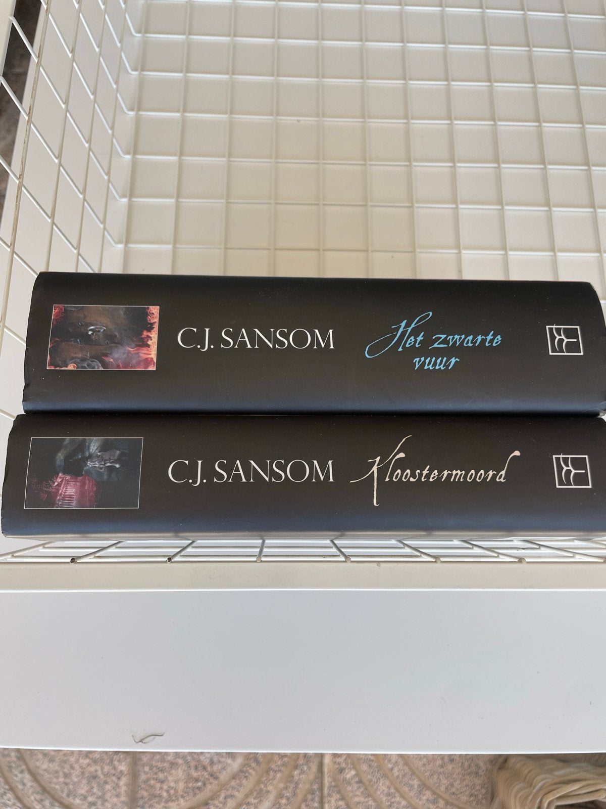 C.J. Sansom - Het Zwarte Vuur & Kloostermoord (2 boeken), Boeken, Ophalen of Verzenden, Gelezen, Europa overig