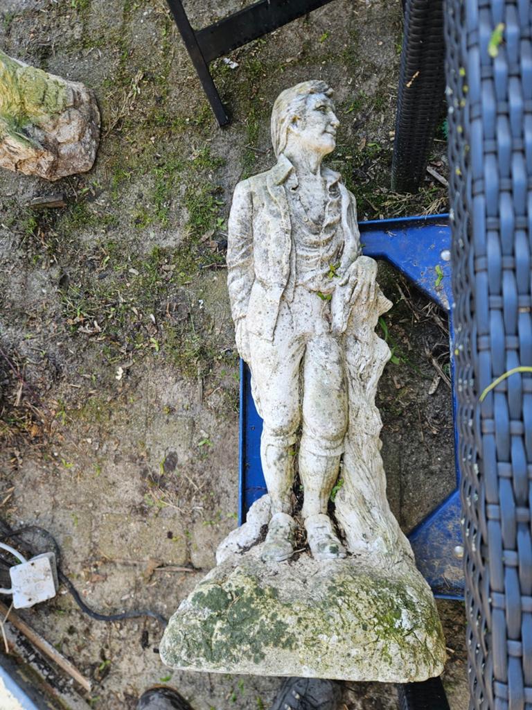 Man en vrouw tuinbeeld, Ophalen