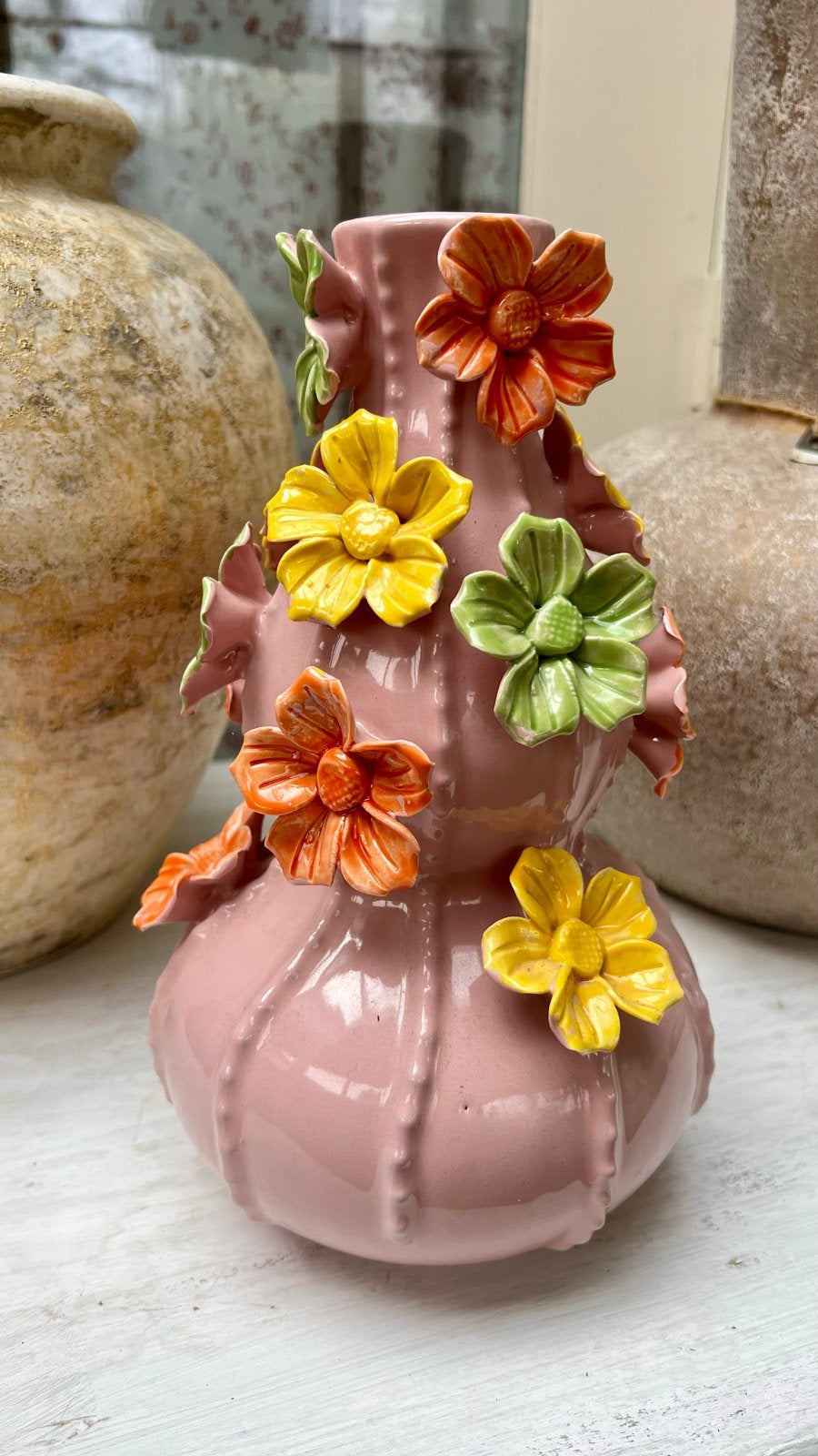 Roze vaas met kleurrijke bloemen, Ophalen of Verzenden, Nieuw, Roze, 27 cm