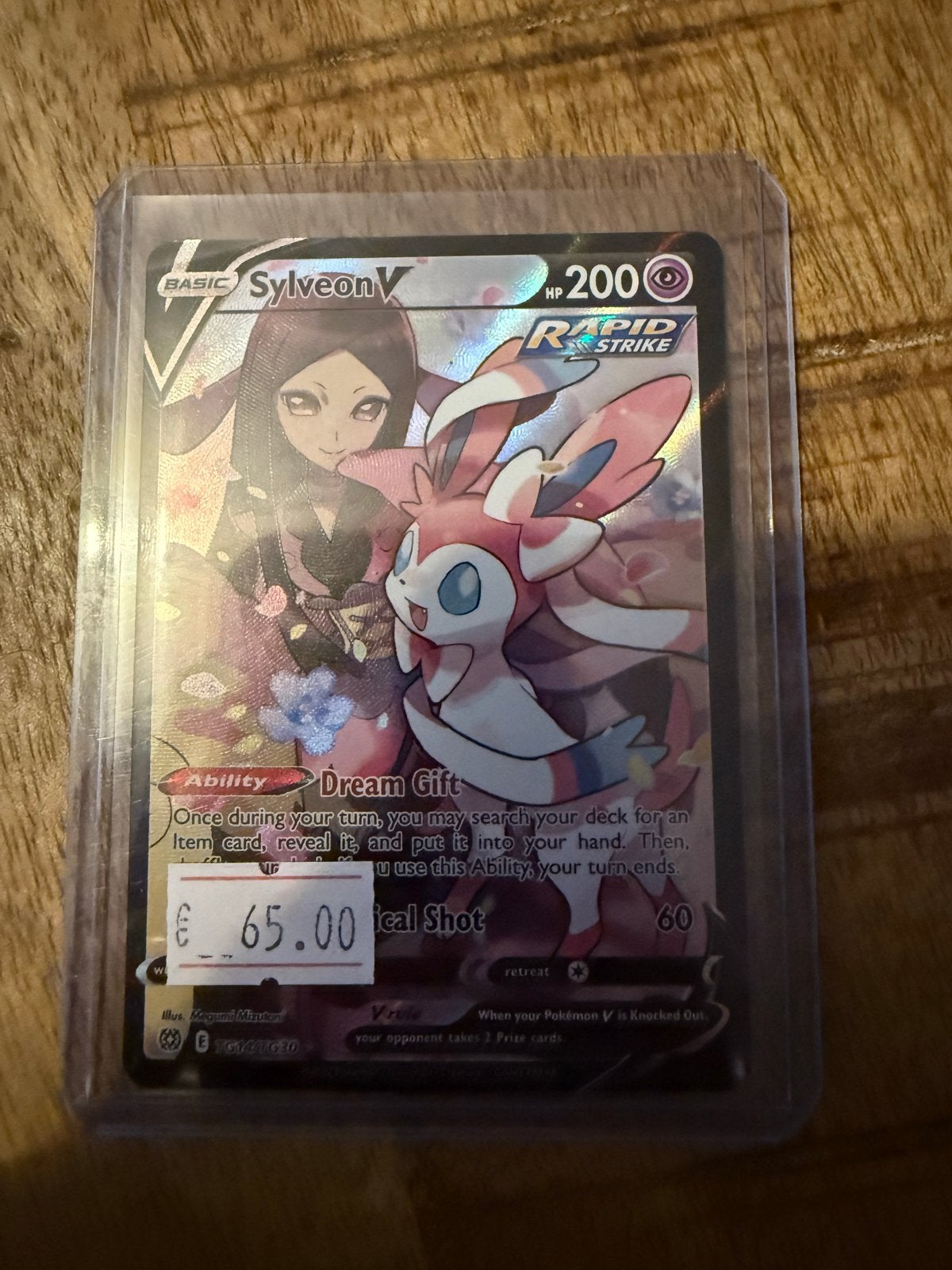 Sylveon V Rapid Strike Pokémon Kaart - HP 200, Ophalen of Verzenden, Zo goed als nieuw, Losse kaart