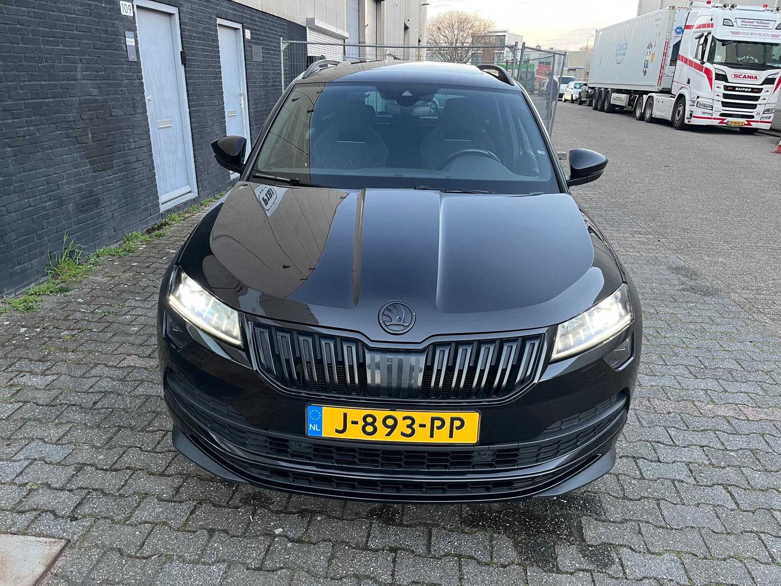 Skoda Karoq 1.5 TSI ACT Greentech 150pk Dsg-7 2020 Zwart., Auto's, 1498 cc, 4 cilinders, 150 pk, 690 kg