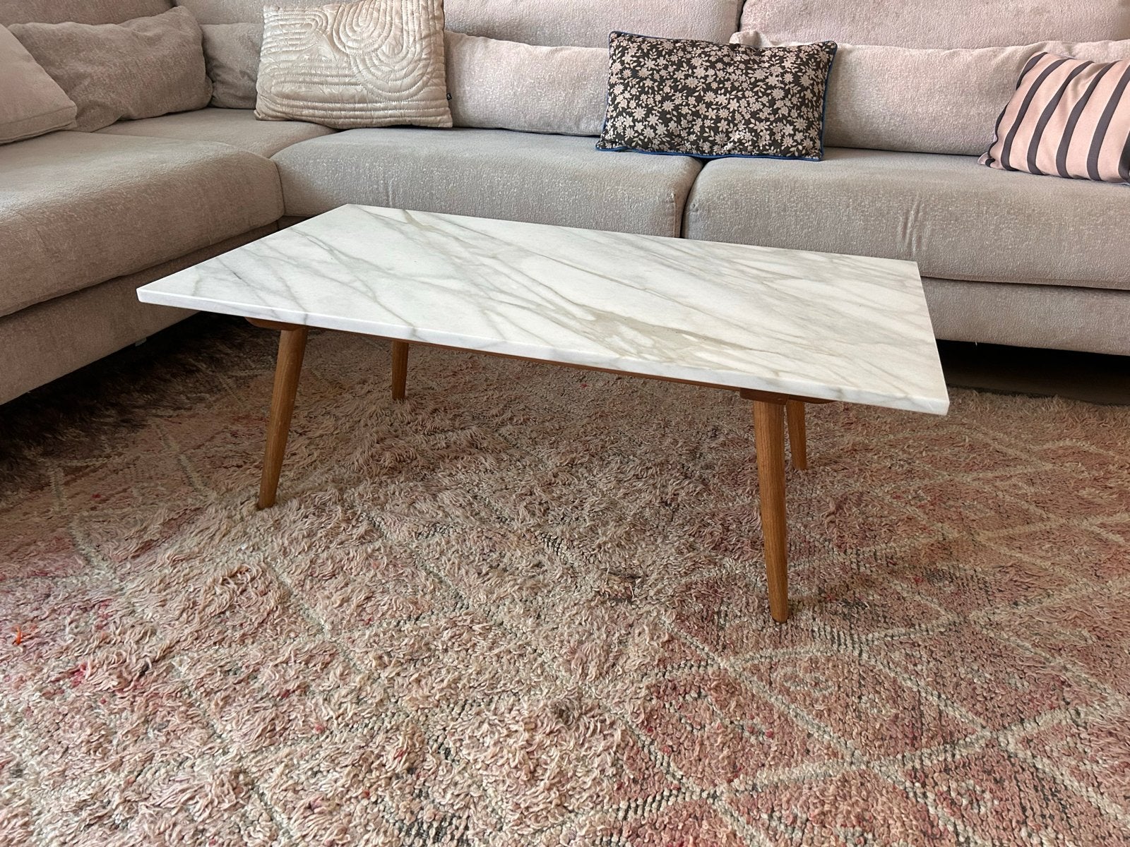 Salontafel met Calacatta marmer blad en eikenhouten poten, Ophalen, Gebruikt, 100 tot 150 cm, Eikenhout