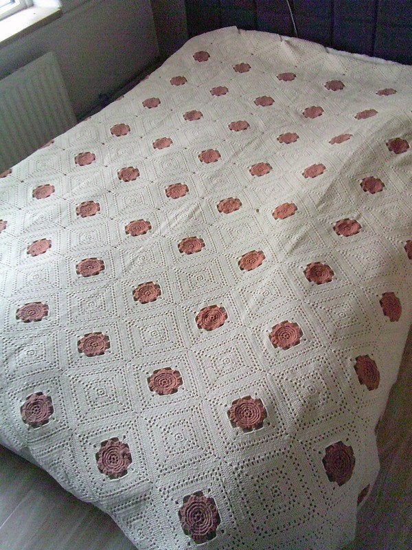 BROCANTE gehaakte SPREI met roosjes en punten ca.200x210cm, Antiek en Kunst, Ophalen of Verzenden