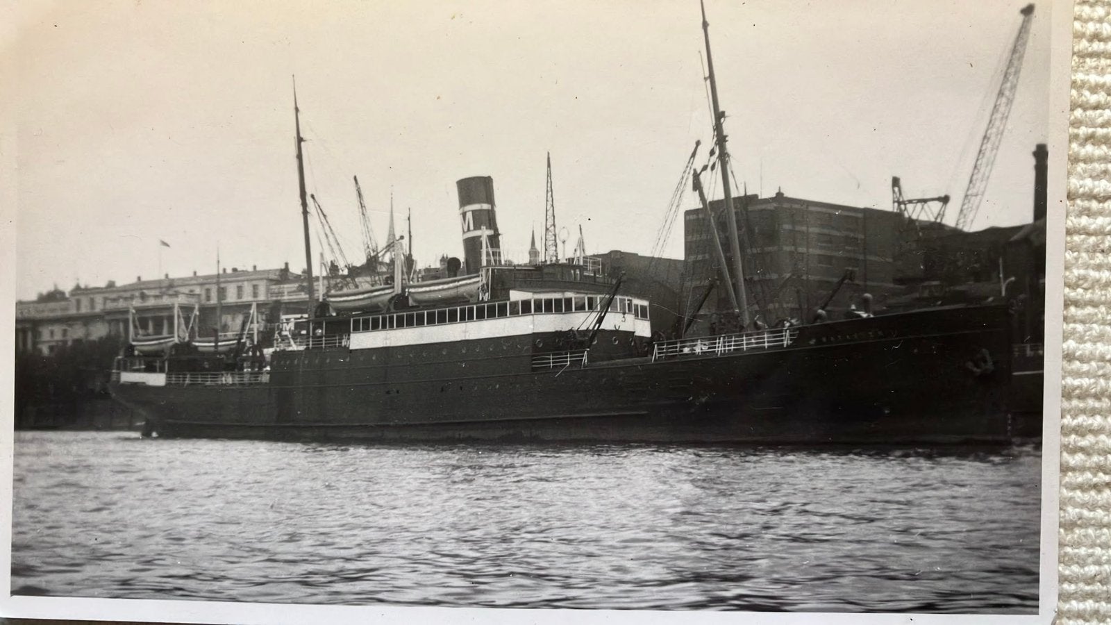 BATAVIER  II  (1921-1958) in haven London Docks, Verzamelen, Scheepvaart, Zo goed als nieuw, Kaart, Foto of Prent, Ophalen of Verzenden