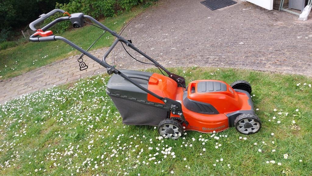 Husqvarna LC141C elektrische grasmaaier, Tuin en Terras, Cirkelmaaier, Gebruikt, Elektrische grasmaaier, Ophalen of Verzenden
