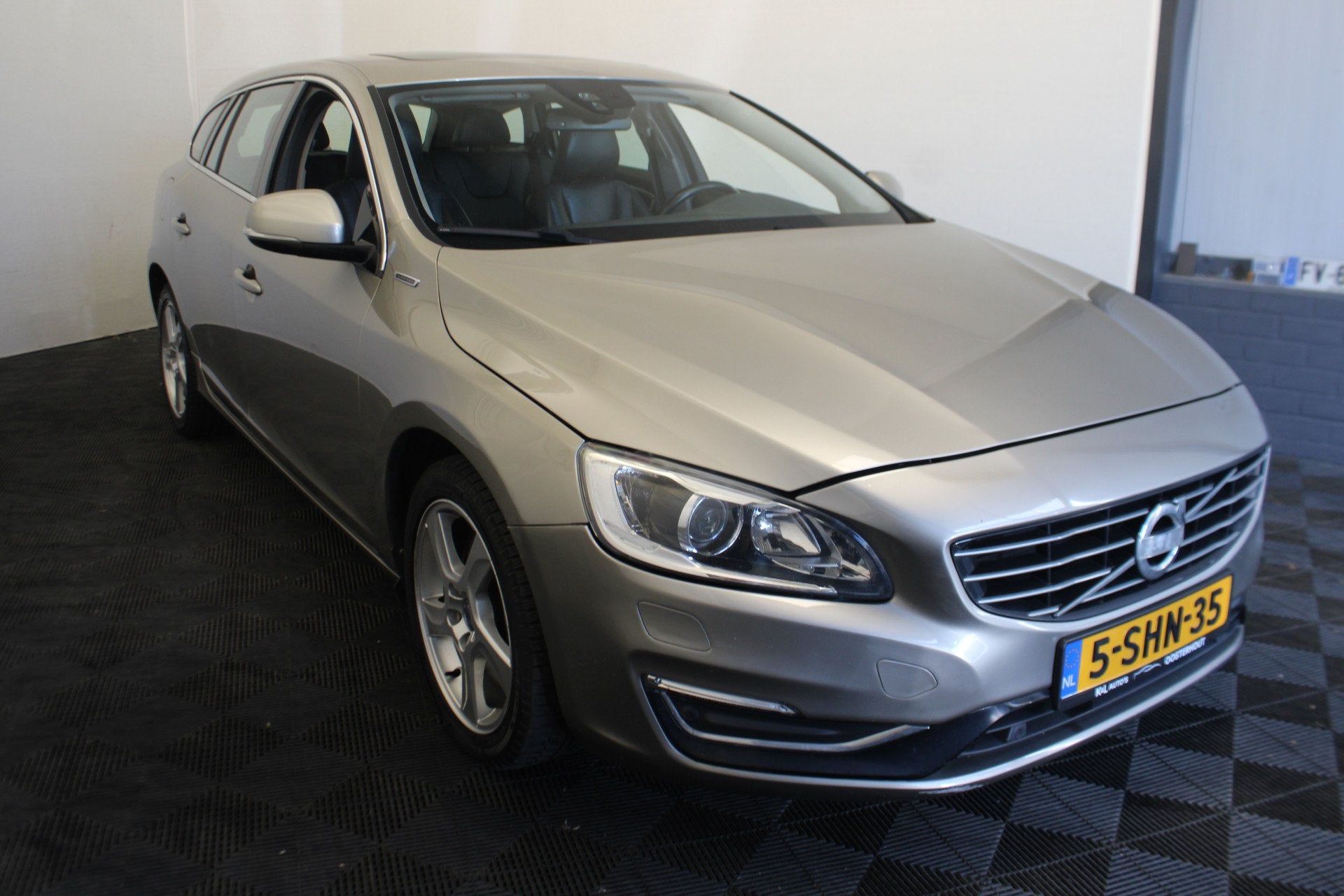 Volvo V60 2.4 D6 AWD Plug-In Hybrid Summum (bj 2013), Auto's, Volvo, Automaat, Beige, Vierwielaandrijving, Te koop
