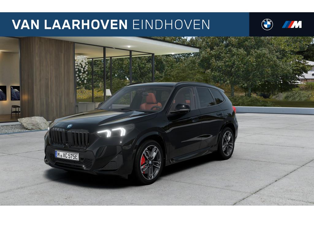 BMW X1 xDrive25e M Sport Automaat / Trekhaak / Panoramadak /, Auto's, BMW, Zwart, Leder, Hybride Elektrisch/Benzine, 3 cilinders
