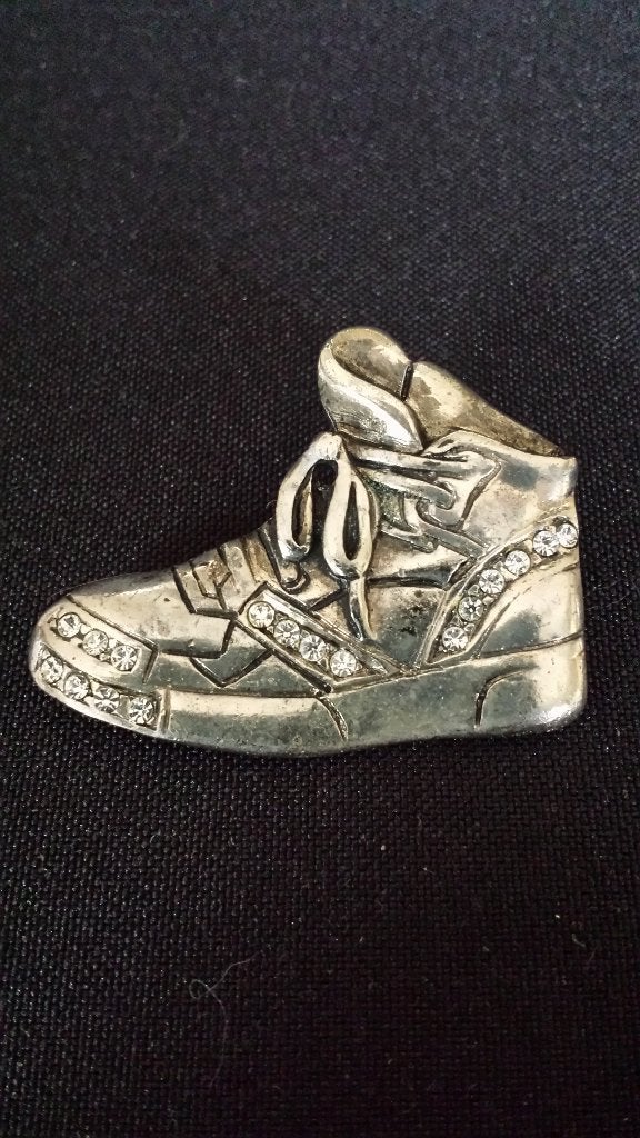 Broche SCHOEN met STRASS-steentjes <> in Tin-kleur SNEAKER, Ophalen of Verzenden, Overige typen
