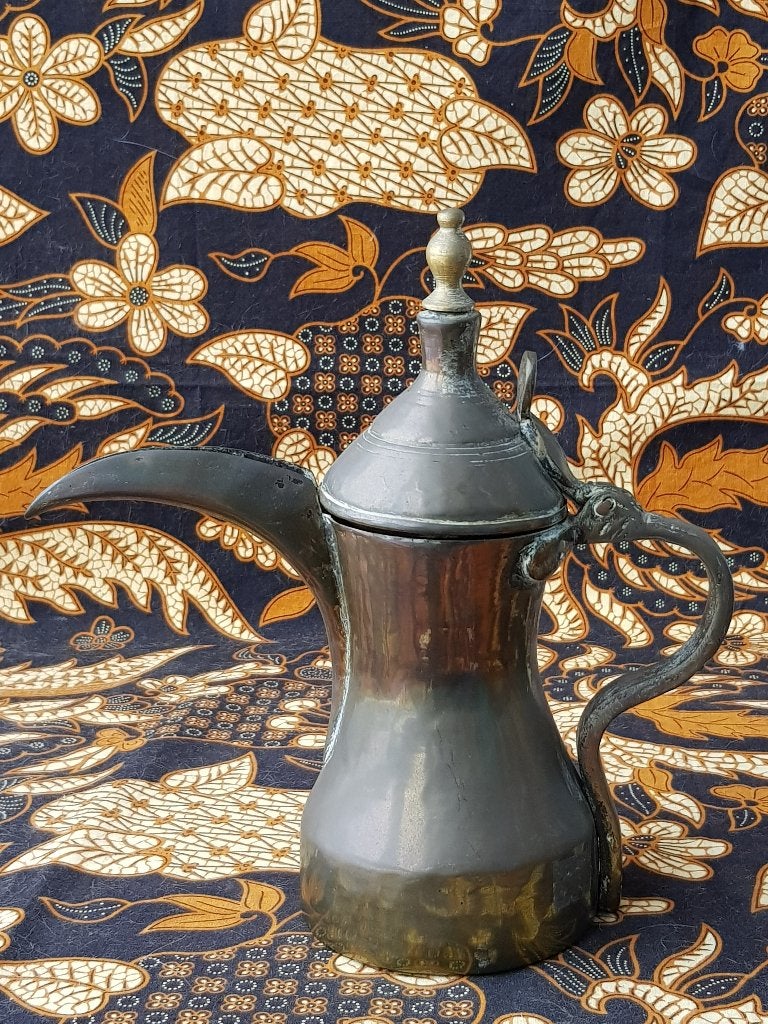 Mooie zware antieke Oosters dallah van koper 26 cm.