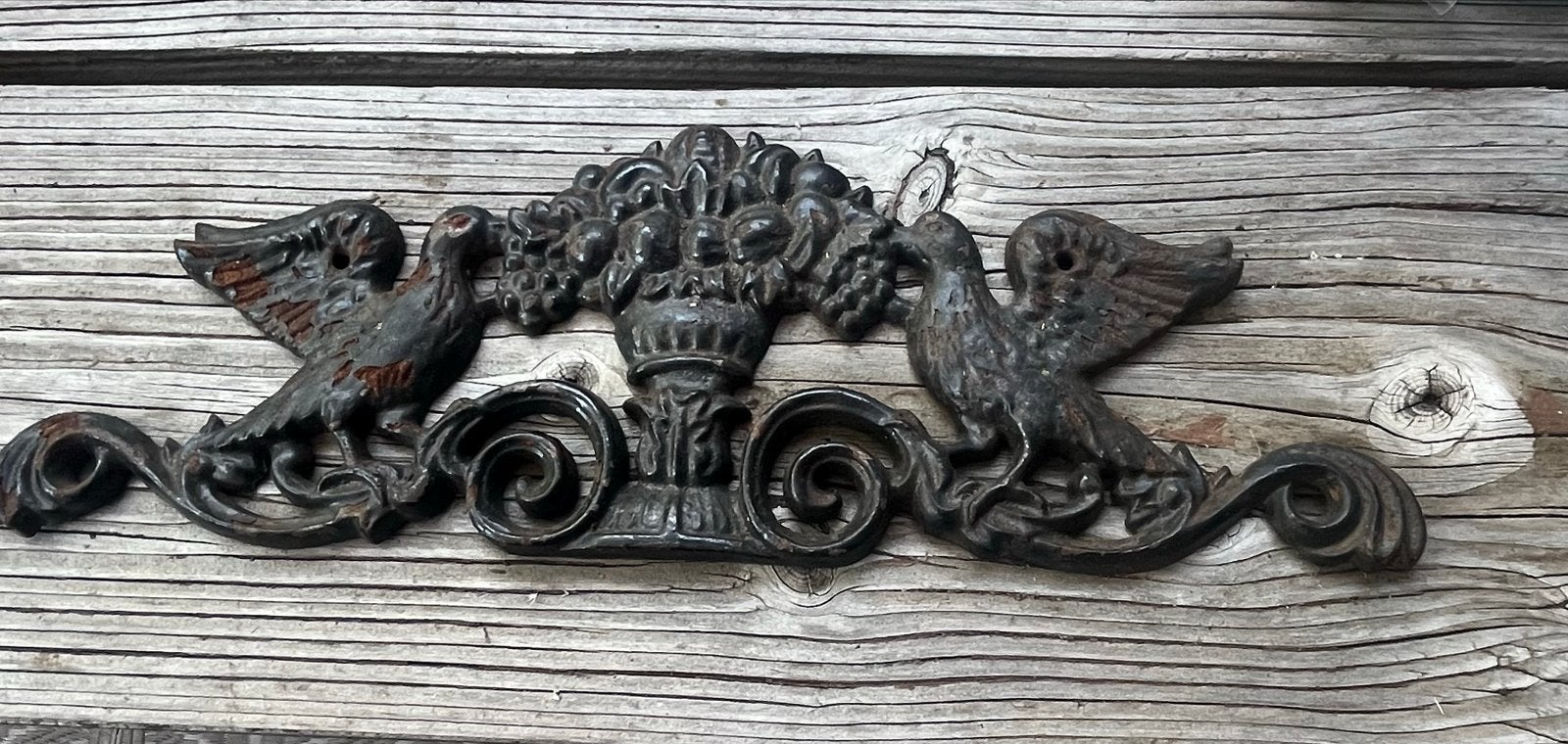 Antieke gietijzeren decoratie met vogels en fruit, Ophalen of Verzenden