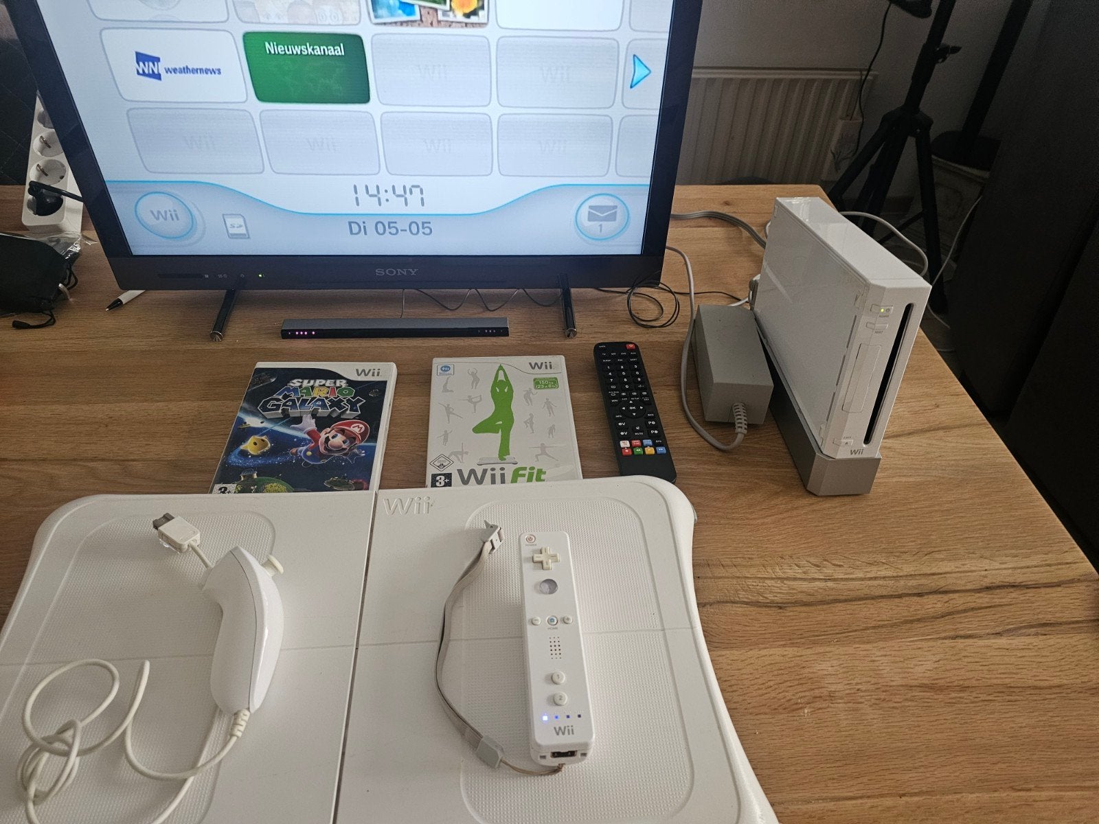 wij met balansbord wii fit Mario galaxy, Ophalen of Verzenden, Zo goed als nieuw, Met 1 controller